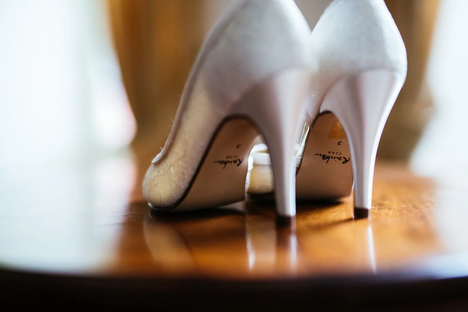 High Heels mit Holzdeko auf Holz in Darmstadt – von pixelfeder