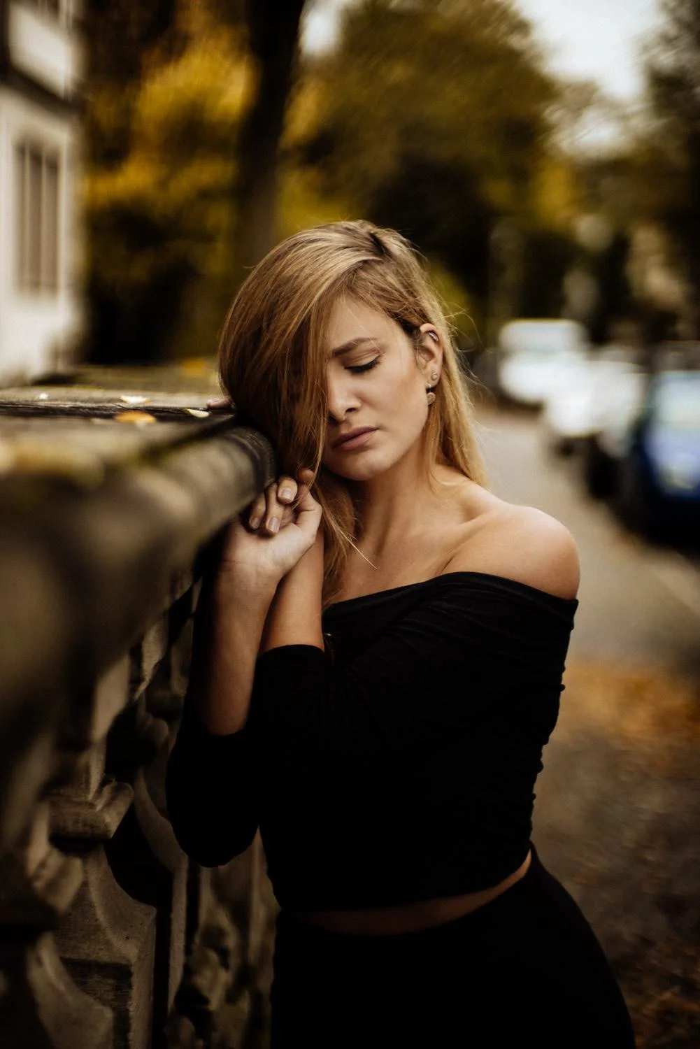 Portrait einer jungen Frau vor einer Wand mit verträumtem Blick in Darmstadt – von pixelfeder