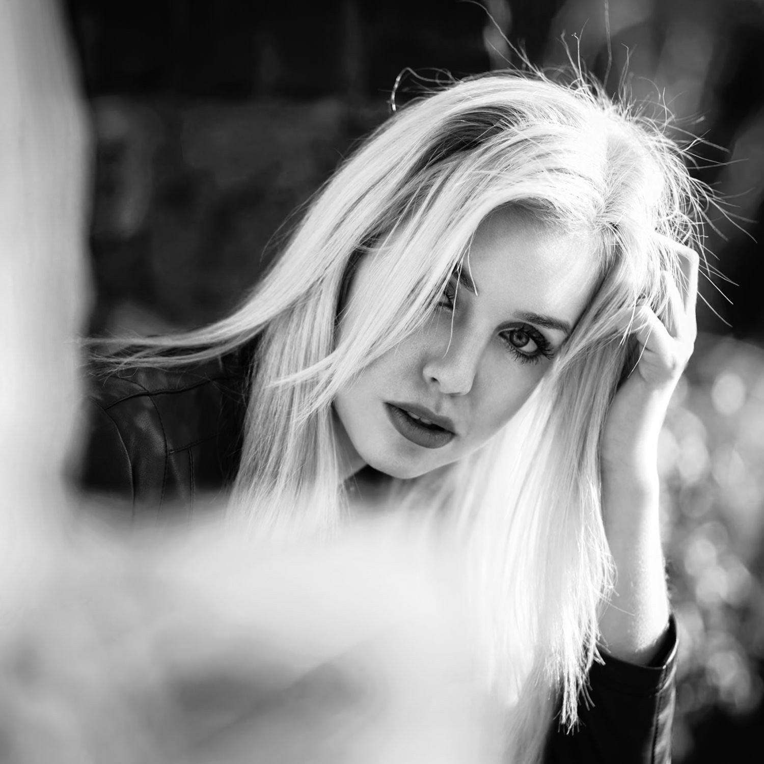 Close-Up einer Frau mit blonden Haaren in der City mit Blick in die Kamera in Darmstadt – Schwarz-Weiß von pixelfeder