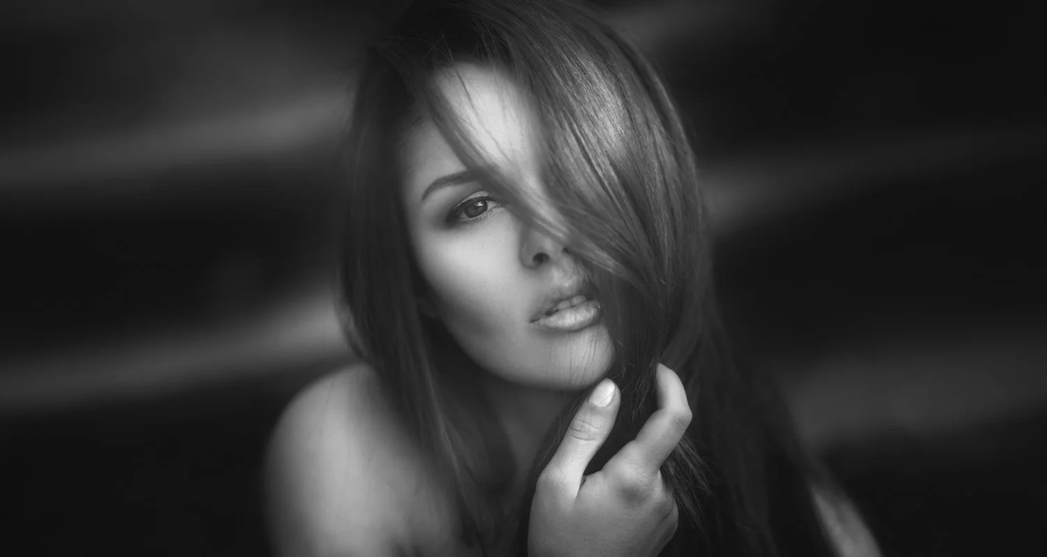 Portrait einer Frau mit ausdrucksstarkem Blick in die Kamera in Darmstadt – Schwarz-Weiß von pixelfeder