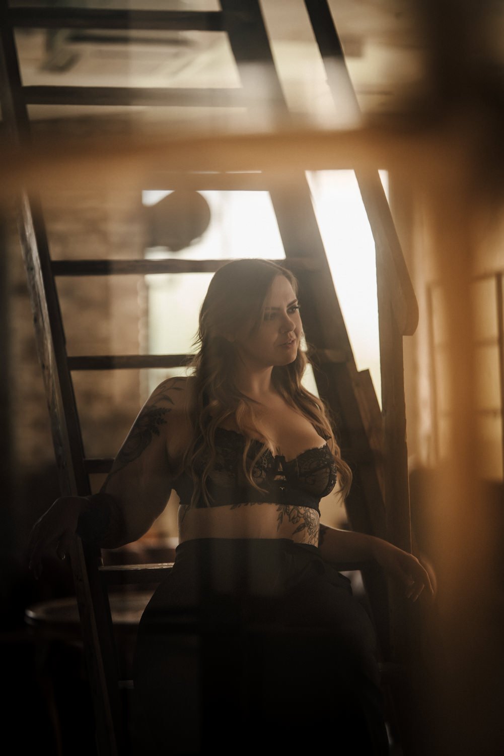 Sinnliches Portrait einer Frau im Studio auf dem Boden sitzend auf einer Treppe – von pixelfeder