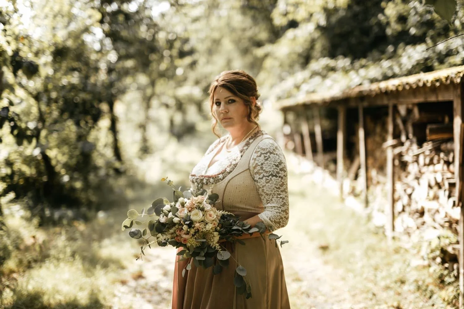 Portrait Close-Up Paarshooting mit Brautstrauß in Darmstadt – von pixelfeder