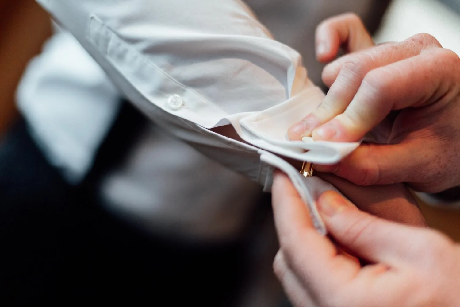 Close-Up Getting Ready des Bräutigams im Hemd und mit Manschettenknöpfen in Darmstadt – von pixelfeder