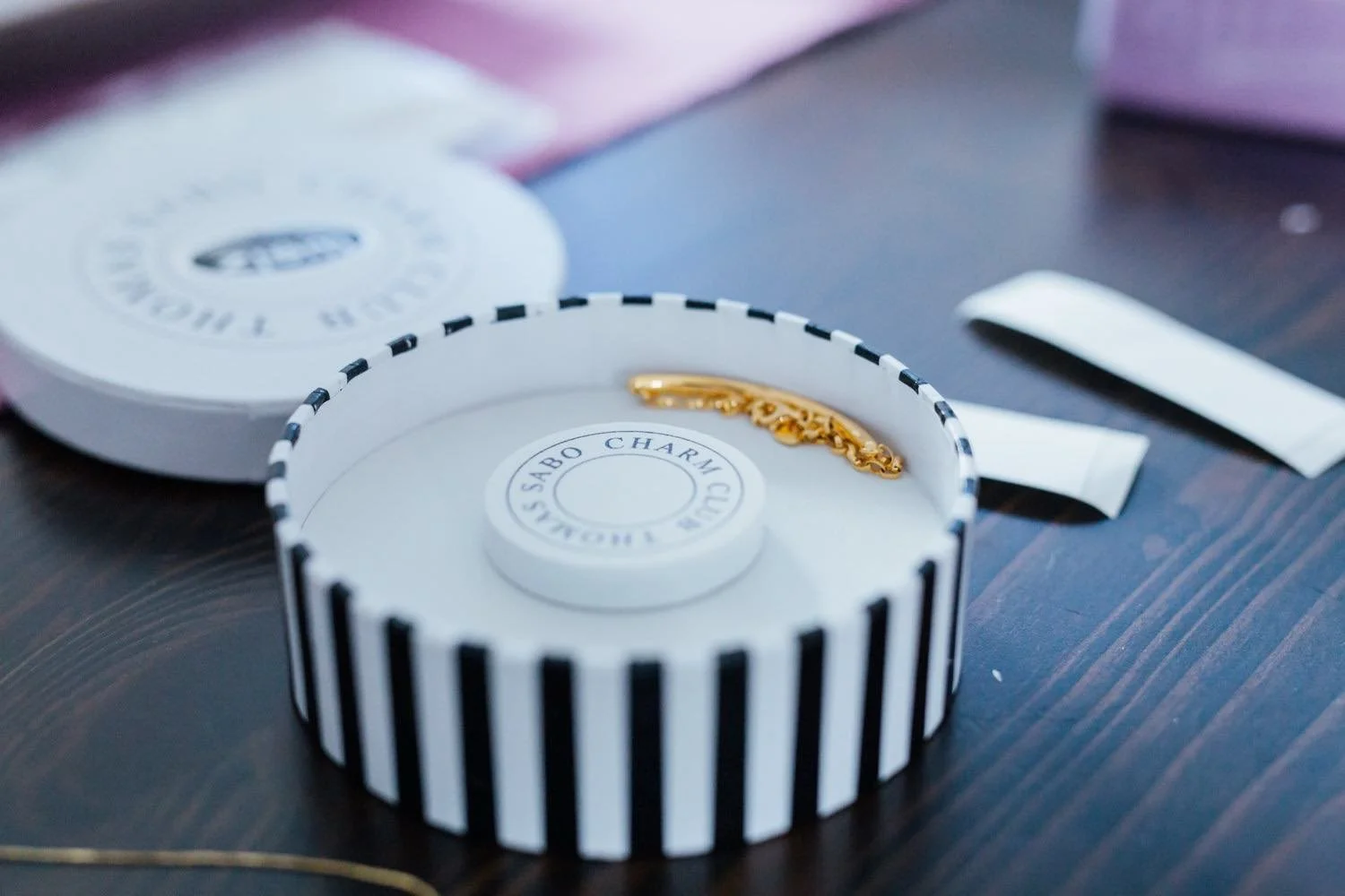 Getting Ready mit Hochzeitsschmuck mit Holzdeko auf Holz in Darmstadt – von pixelfeder