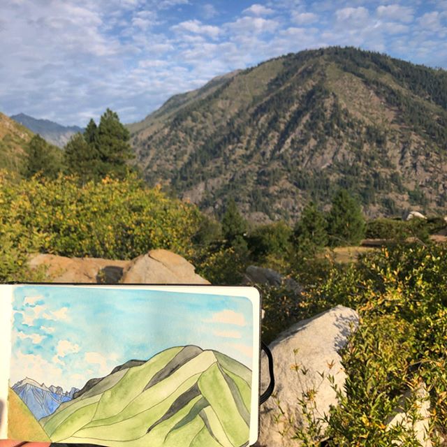 Thanks so much to @whiskeyjackdesigns for showing us around the mountains near Leavenworth! Had a blast exploring the art market and doing a bit of sketching/painting 😊🏕