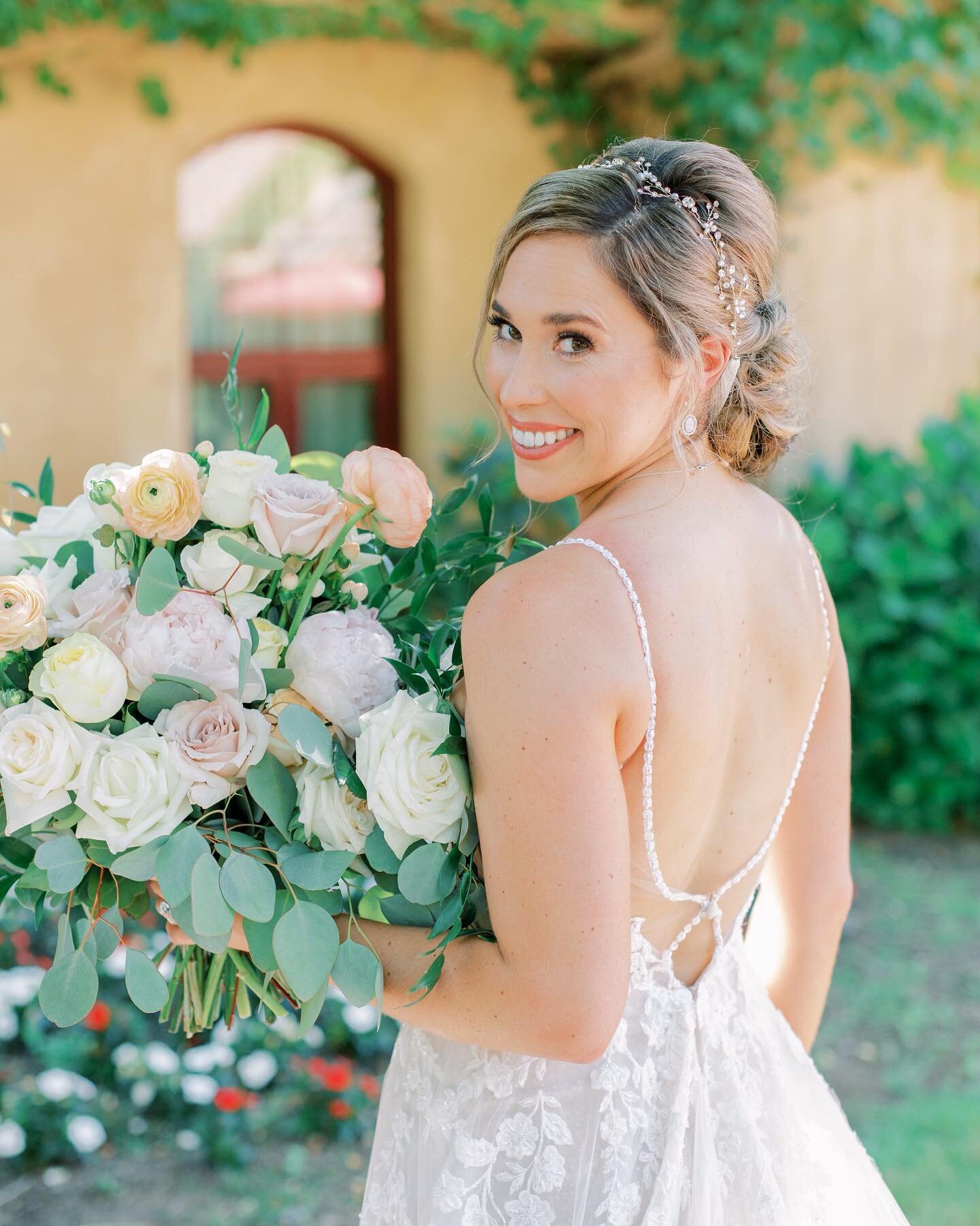 Picture perfect bridal is what we love to do! @aesthetic_rn_emmy did a gorgeous job glamming up @mackenzie_brynn_rosette 
📸 @yuliyajulphotography  #renohair #renomakeup #northerncaliforniamakeup #northerncaliforniabride #northerncaliforniawedding #l