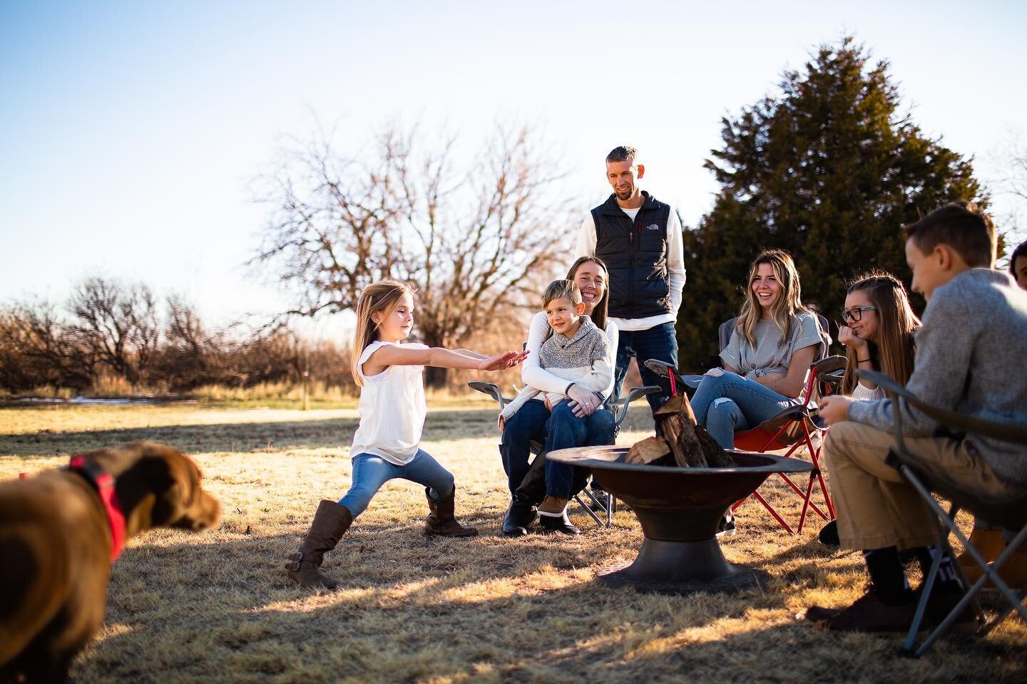 A different kind of family photo 😉 Not fussy. Not planned. Just a buncha happy people being happy people. My favorite kind of photo. 💛
#amarillofamilyphotographer #canyontexasphotographer sfamily