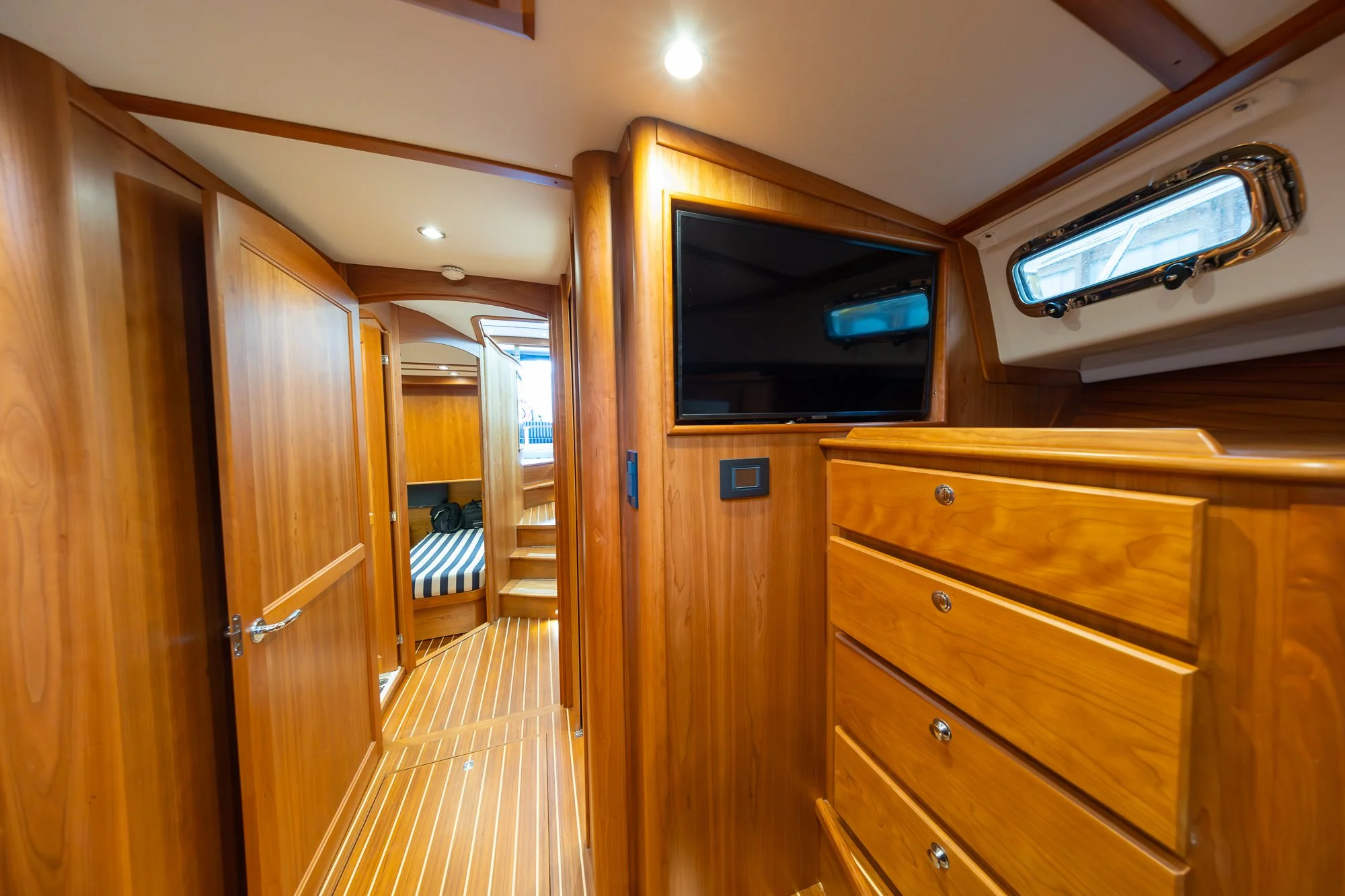 2023 Sabre 45 Salon Express Cool Change-38.jpg