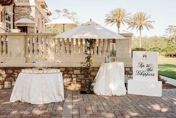 Welcome champagne?! Yes, please! 🥂
⠀⠀⠀⠀⠀⠀⠀⠀⠀
What better way to welcome your guests than a glass of champagne.  It&rsquo;s the first thing guests experience as they enter your wedding and sets the tone for the evening. 
⠀⠀⠀⠀⠀⠀⠀⠀⠀
@28northphotogrsphy
