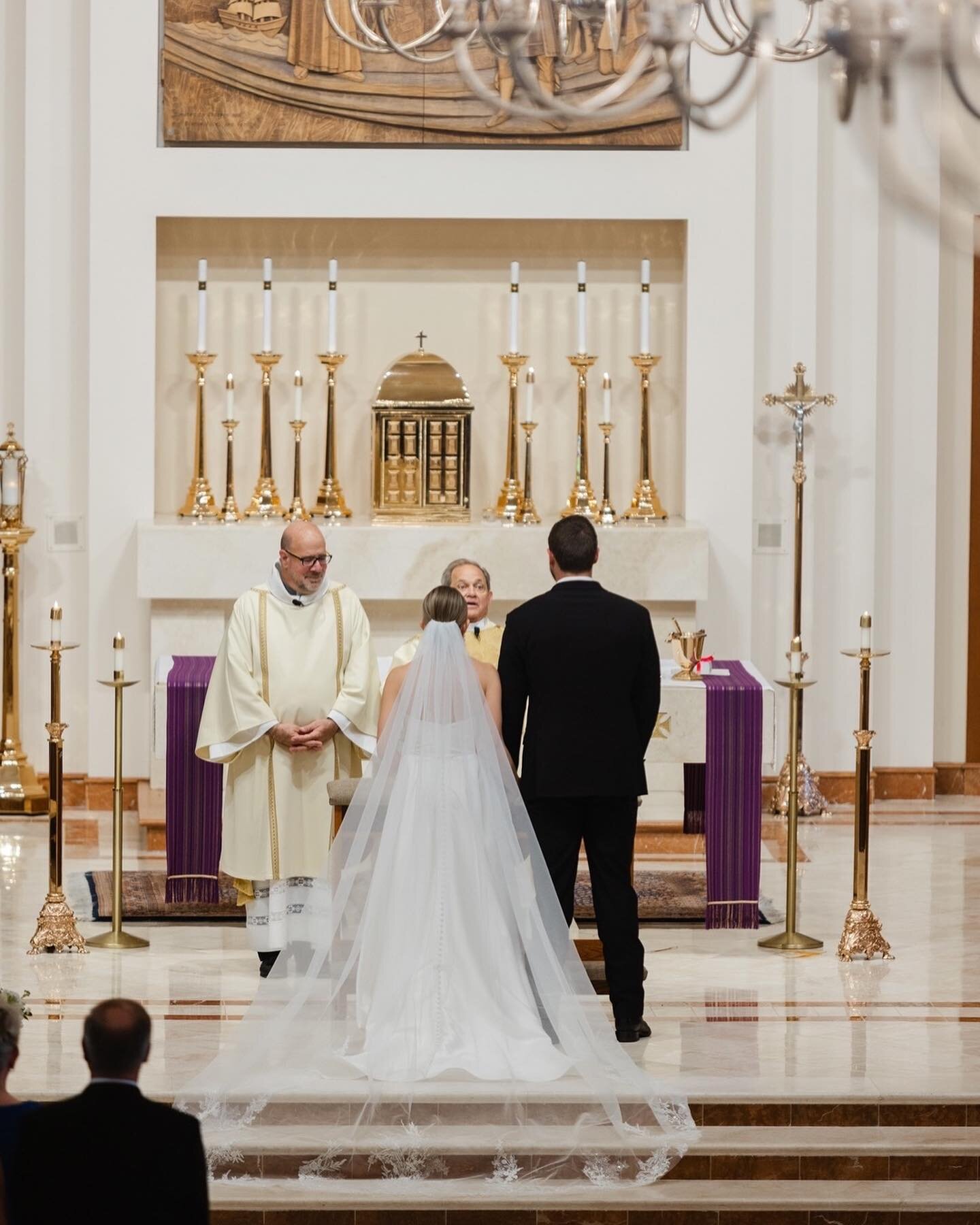 Don&rsquo;t mind us, we&rsquo;ll just be over here reliving S+R&rsquo;s wedding from a couple weeks ago! 🤍
⠀⠀⠀⠀⠀⠀⠀⠀⠀
@brookeimages captured every detail and moment from their day perfectly.  It was so hard to decide which photos to share because the