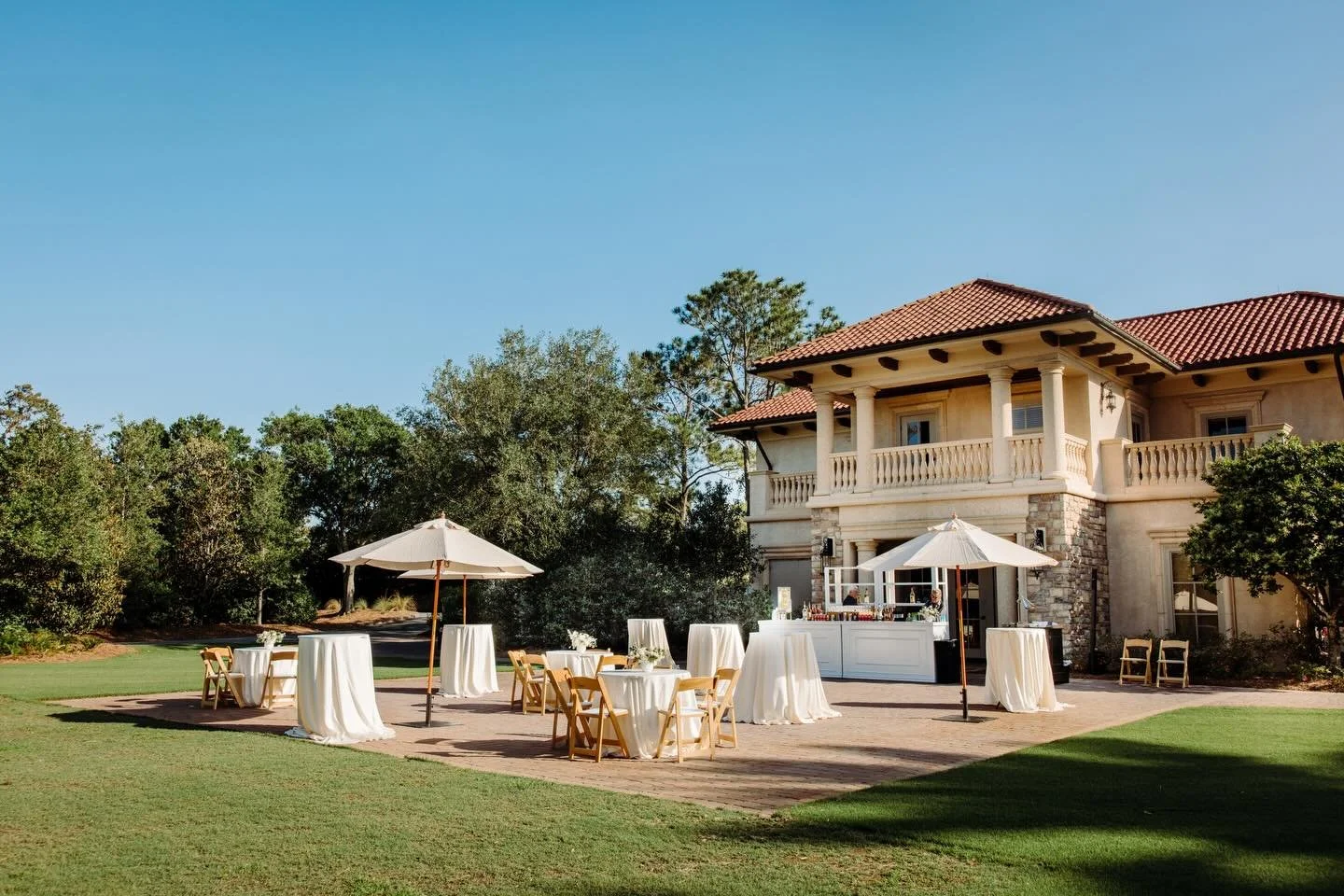 With The Players almost here, we had to share one of our favorite cocktail hours at @tpcsawgrass 

The blend of low and high top tables paired with the umbrellas gave the space a warm feel while still keeping it elevated.

Wedding Planner: @firstcoas