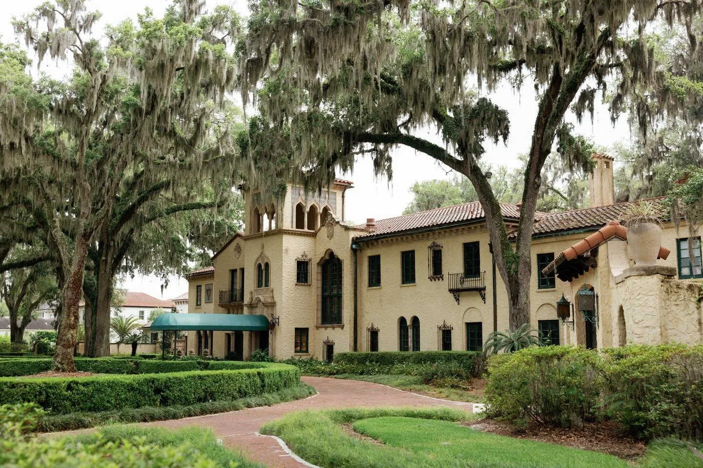 We are so excited to be back at the beautiful @eppingforestevents this weekend!

Wedding Coordinator: @firstcoastwedd
Venue: @eppingforestevents
Florals: @trubloomdesigns_
Photography: @28northphotography
Cake: @classiccakes100 
Beauty: @makeupbychri