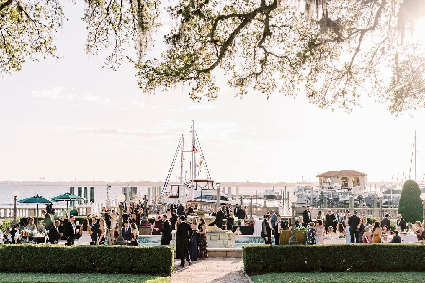 The perfect backdrop for cocktail hour! ✨

@loveflorafauna 
@eppingforestevents 
@irockyourparty