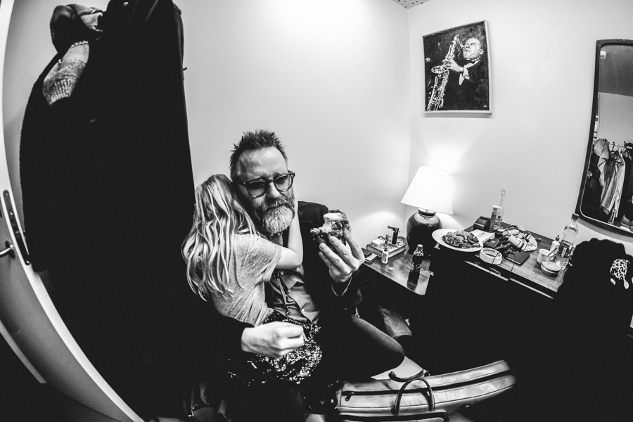 Saxophonist Óskar Guðjónsson backstage having some chicken.