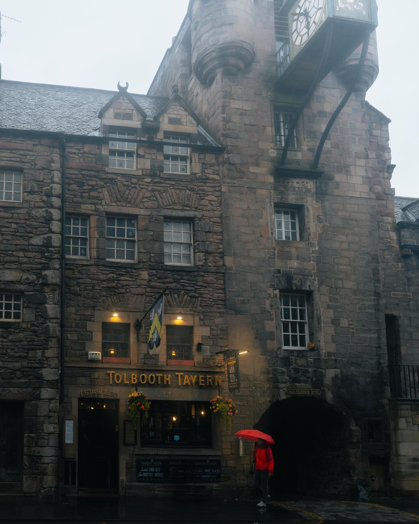 The Tolbooth Tavern in Edinburgh fresh after a rain.
#potd #streetphotography #edinburgh #scotland #lovescotland #aseasonalshift #scottish #darkacademia #royalmile #leicagallery #scotlandshots #castlesofscotland #cityscape #europetravel #leicacamer