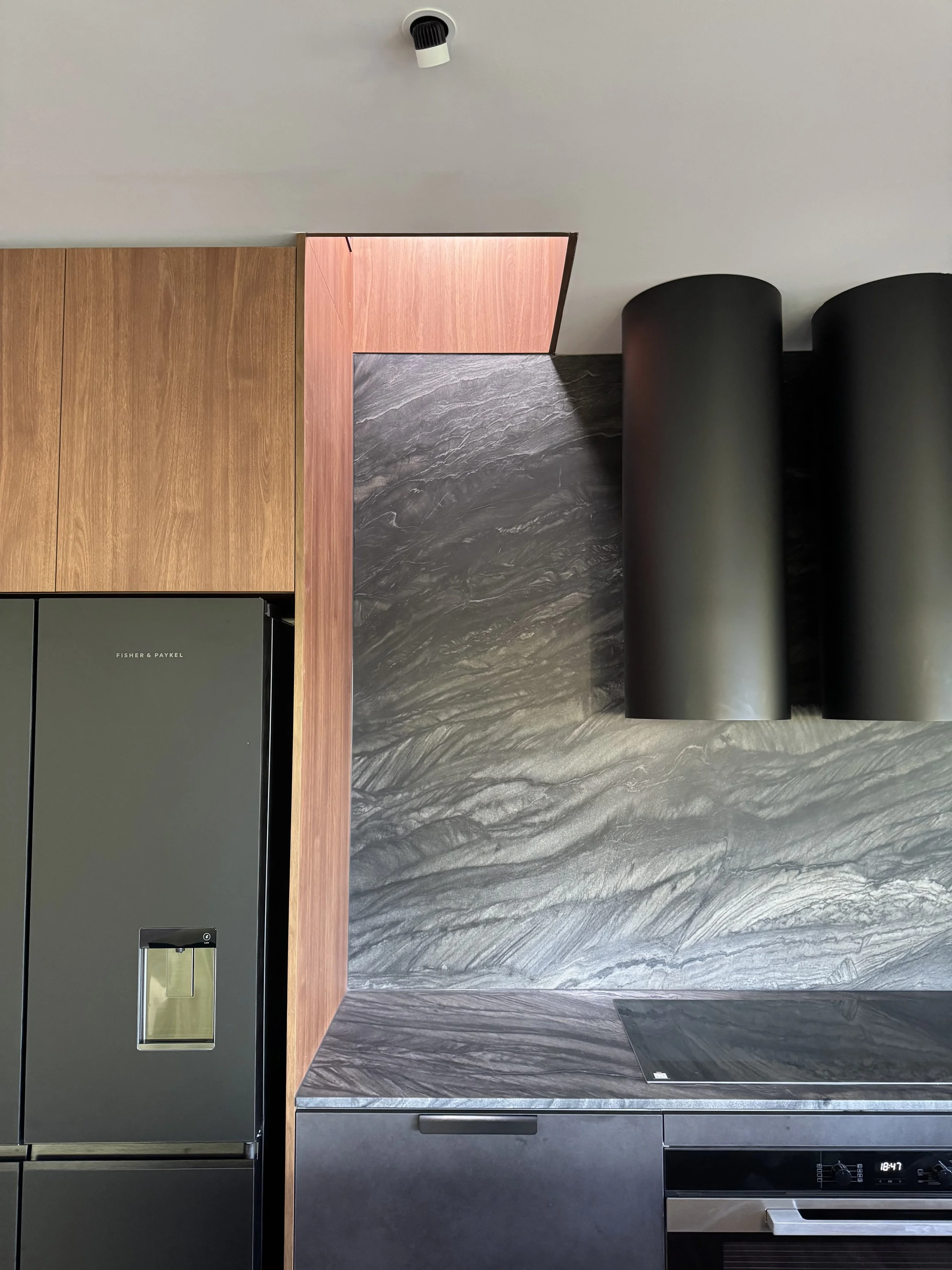 Buderim-refurbishment-contemporary-kitchen-quartzite-splashback-brammer-architects.JPG