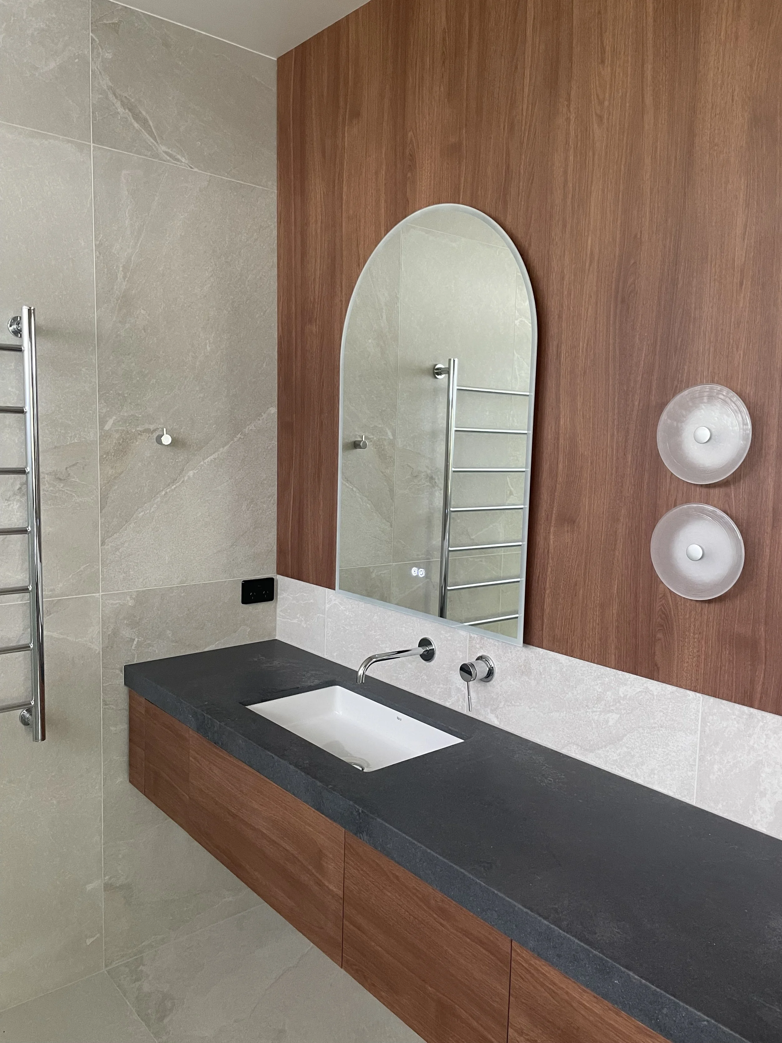 Buderim-refurbishment-contemporary-bathroom-design-Caesarstone-brammer-architects.JPG