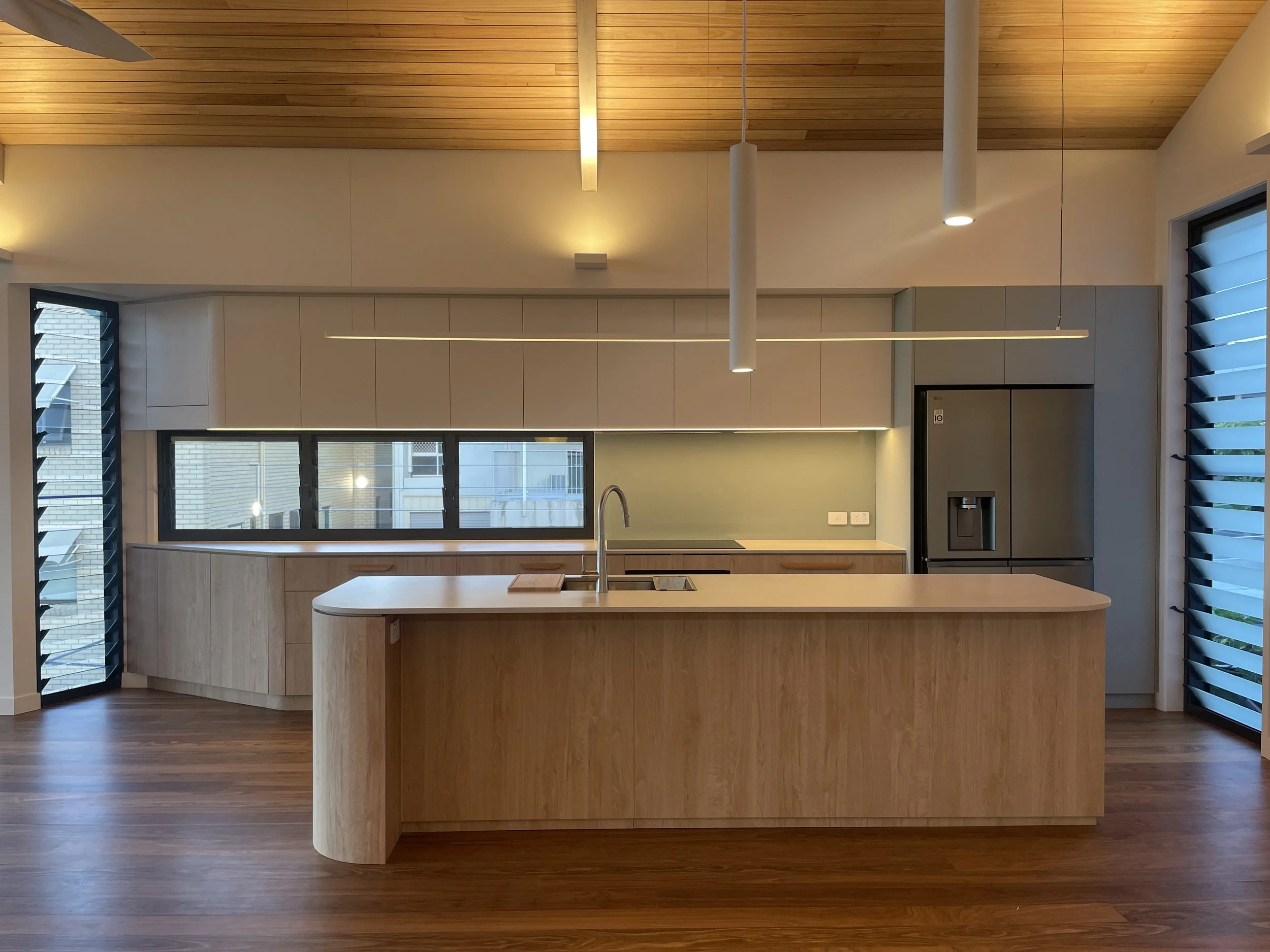 moffat-beach-house-raked-ceiling-contemporary-kitchen-coastal-architecture-brammer-architects.JPG