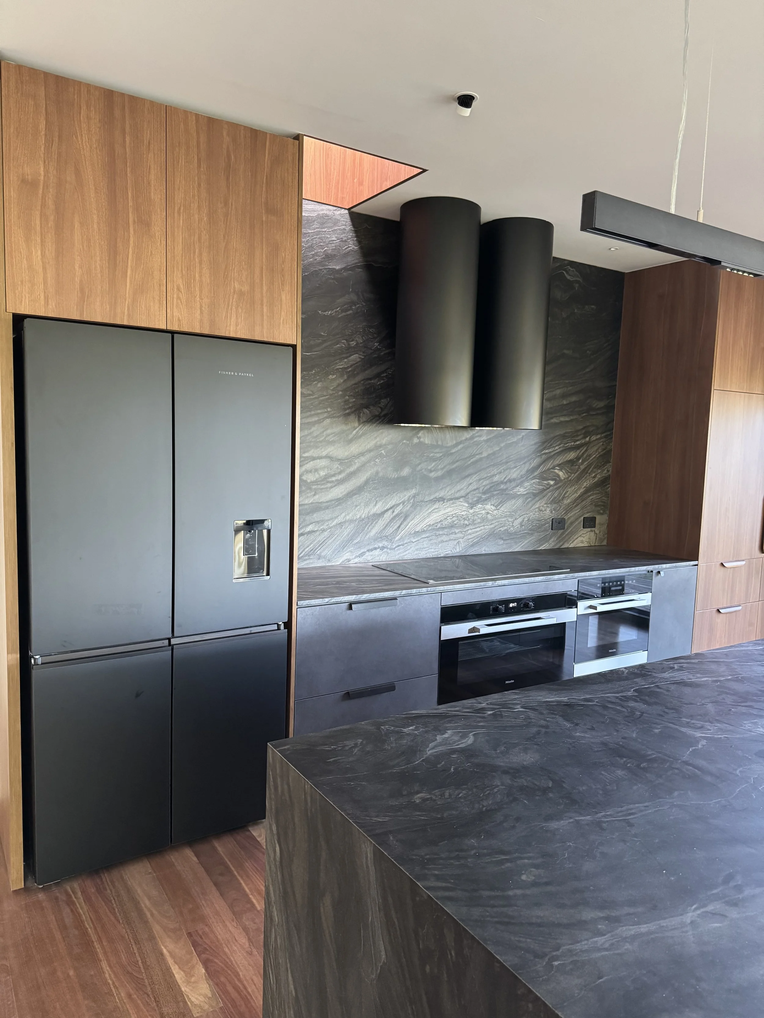 Buderim-refurbishment-contemporary-kitchen-quartzite-splashback-island-bench-brammer-architects.JPG