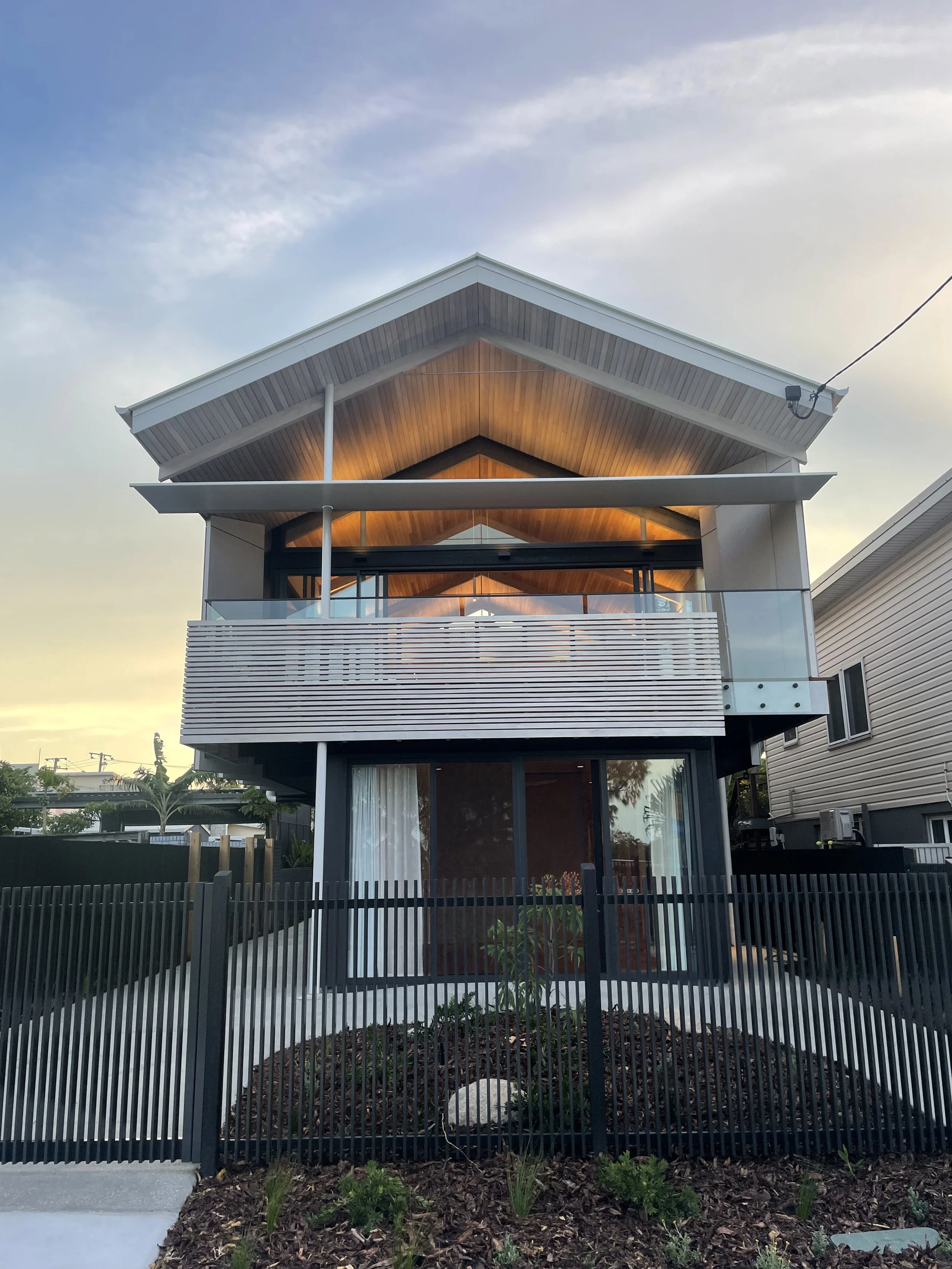 moffat-beach-house-dusk-indirect-lighting-recycled-hardwood-ceiling-brammer-architects.JPG
