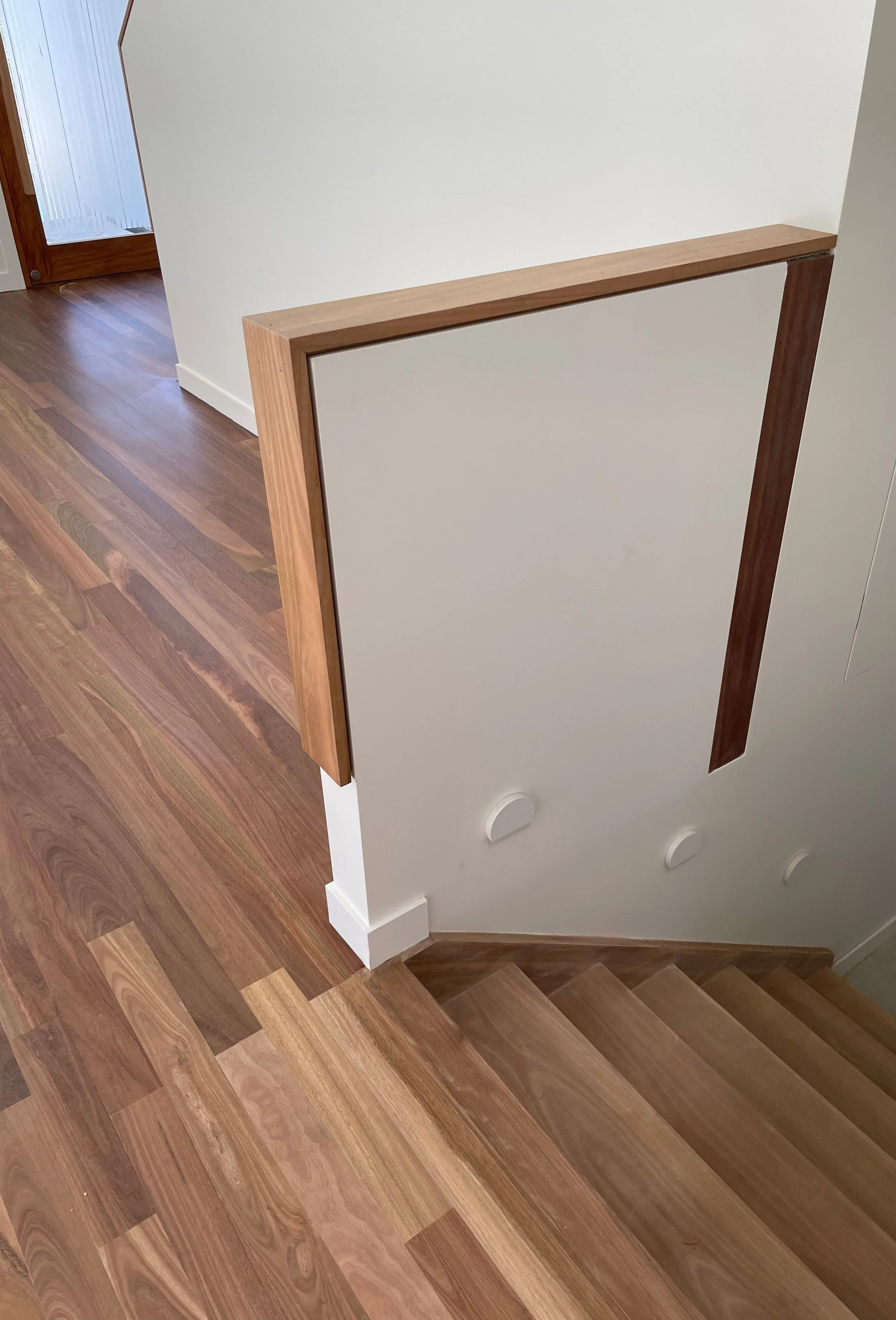 Buderim-refurbishment-hardwood-timber-floors-stair-detail-contemporary-design-brammer-architects.jpg