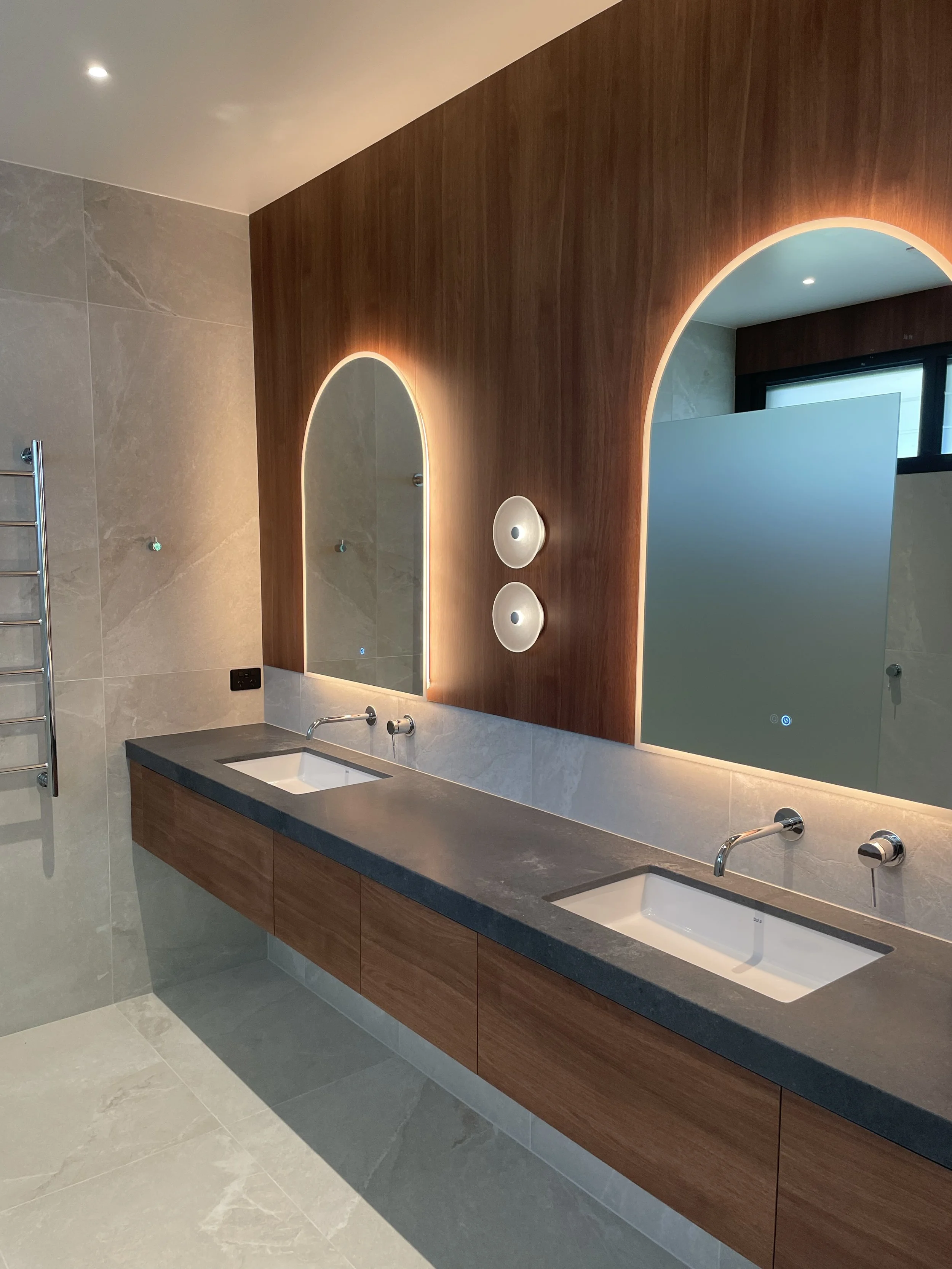 Buderim-refurbishment-contemporary-bathroom-design-navurban-boxwood-cabinetry-vanity-brammer-architects.JPG