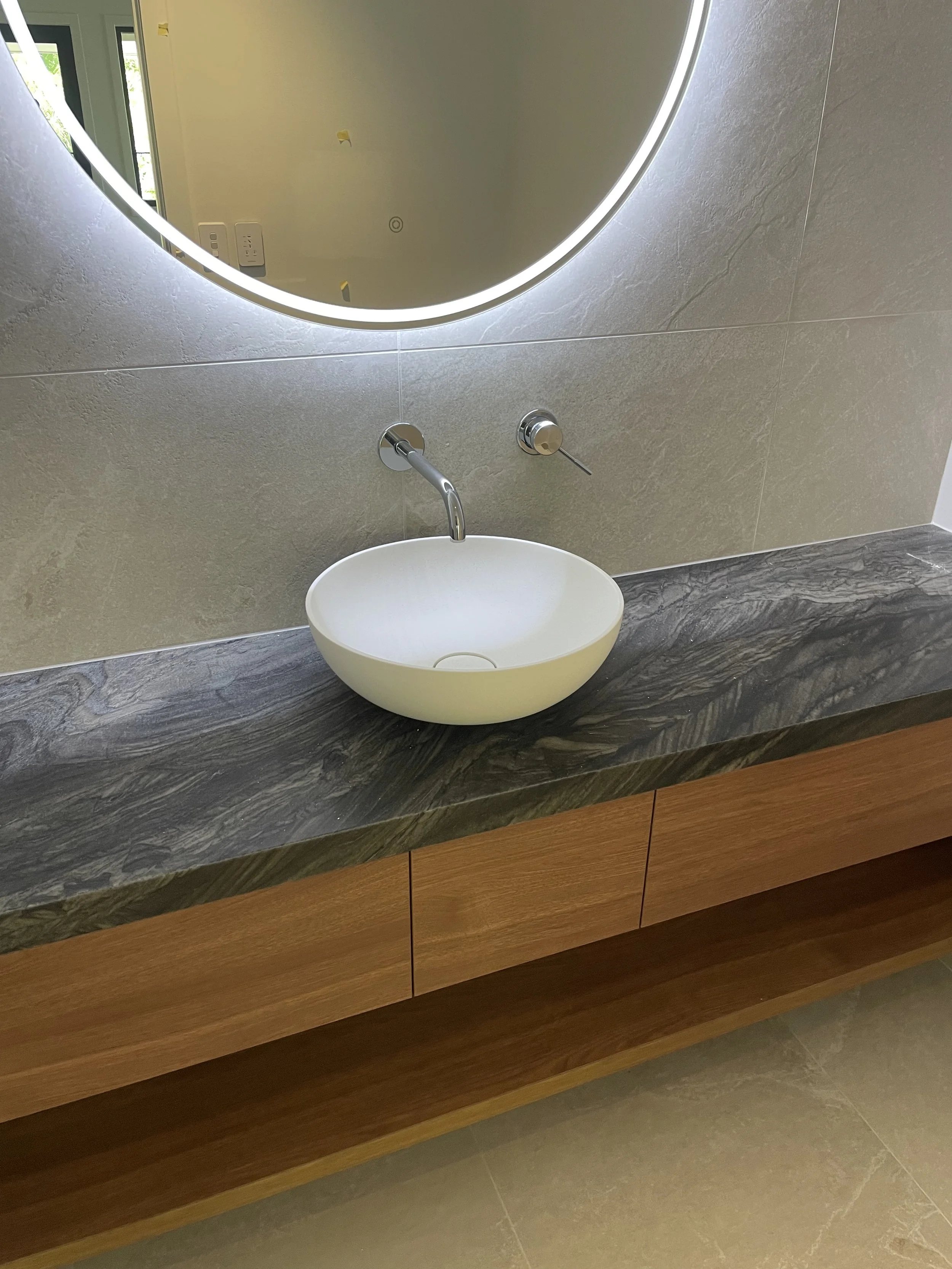 Buderim-refurbishment-contemporary-bathroom-design-navurban-boxwood-cabinetry-quartzite-vanity-brammer-architects.JPG
