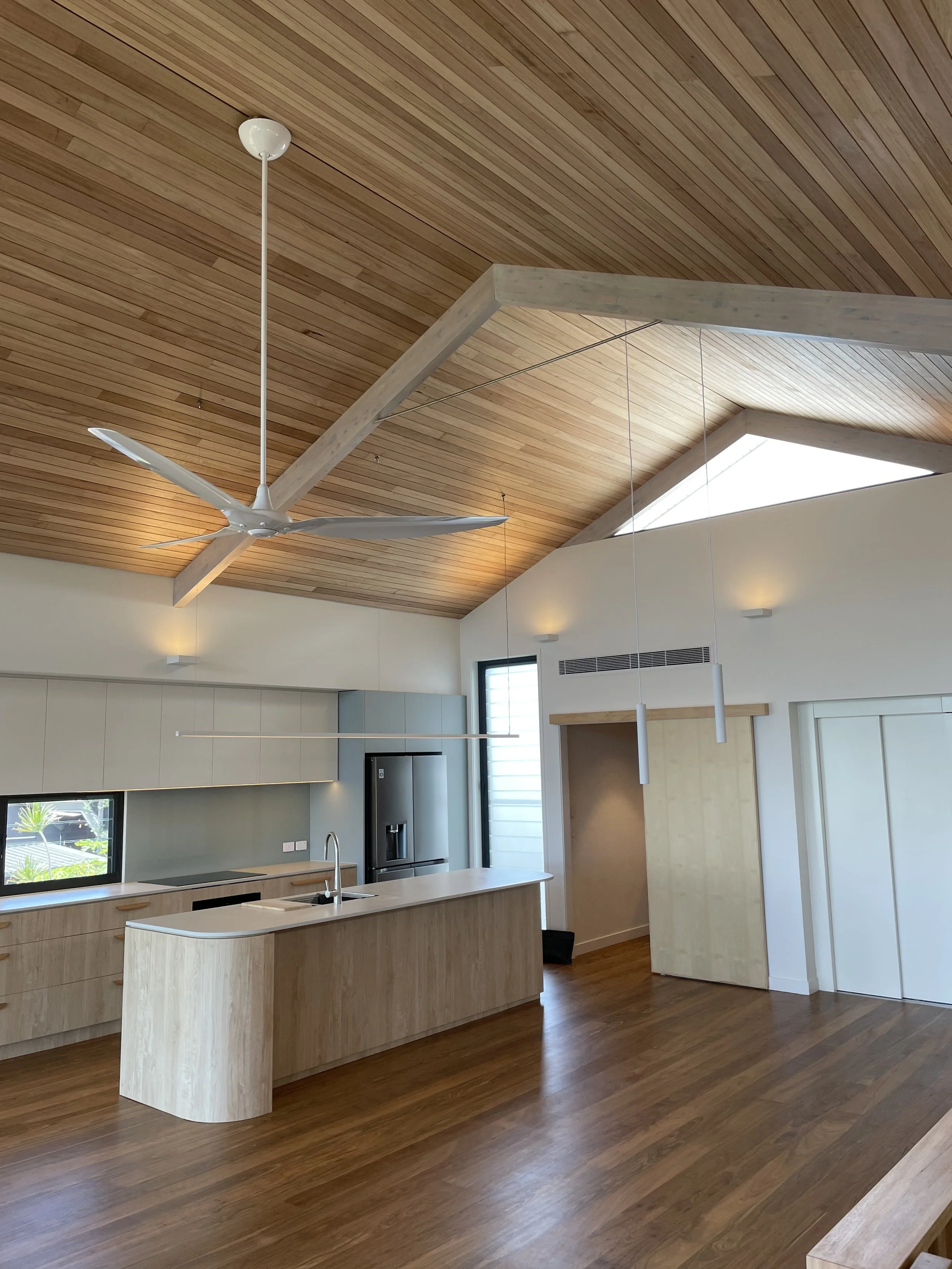 moffat-beach-house-raked-ceiling-contemporary-kitchen-glazed-gable-coastal-architecture-brammer-architects.JPG