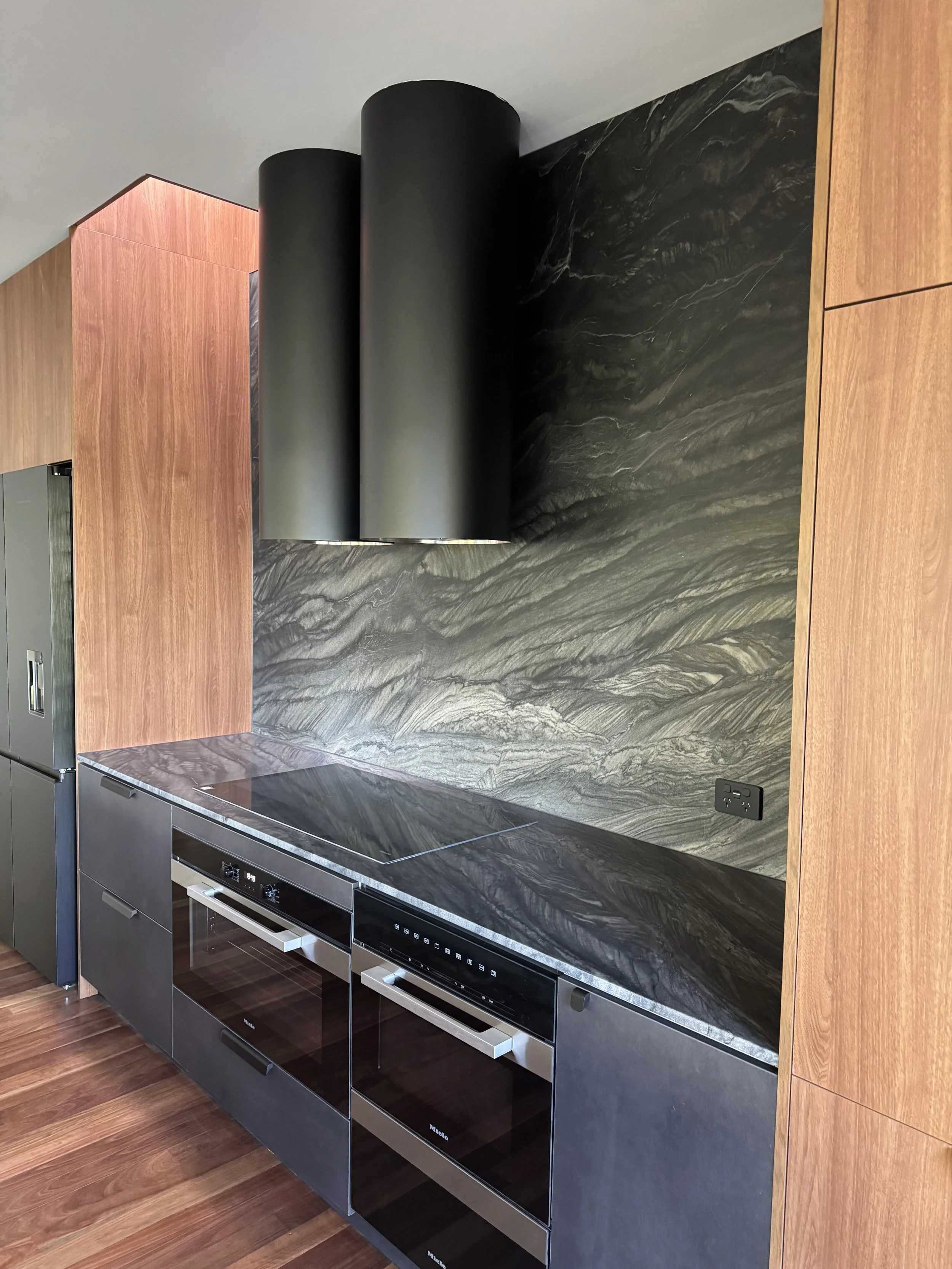Buderim-refurbishment-contemporary-kitchen-quartzite-splashback-Qasair-exhaust-brammer-architects.JPG