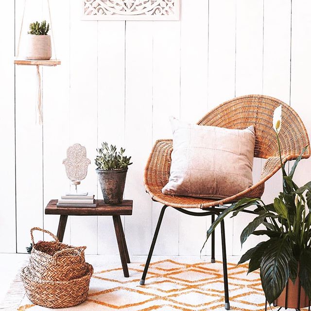 COZY CORNERS 🌿 created with woven chairs, baskets, plants, and a little personalization ✨ Bring your memories into your home with #frametoday 🌵