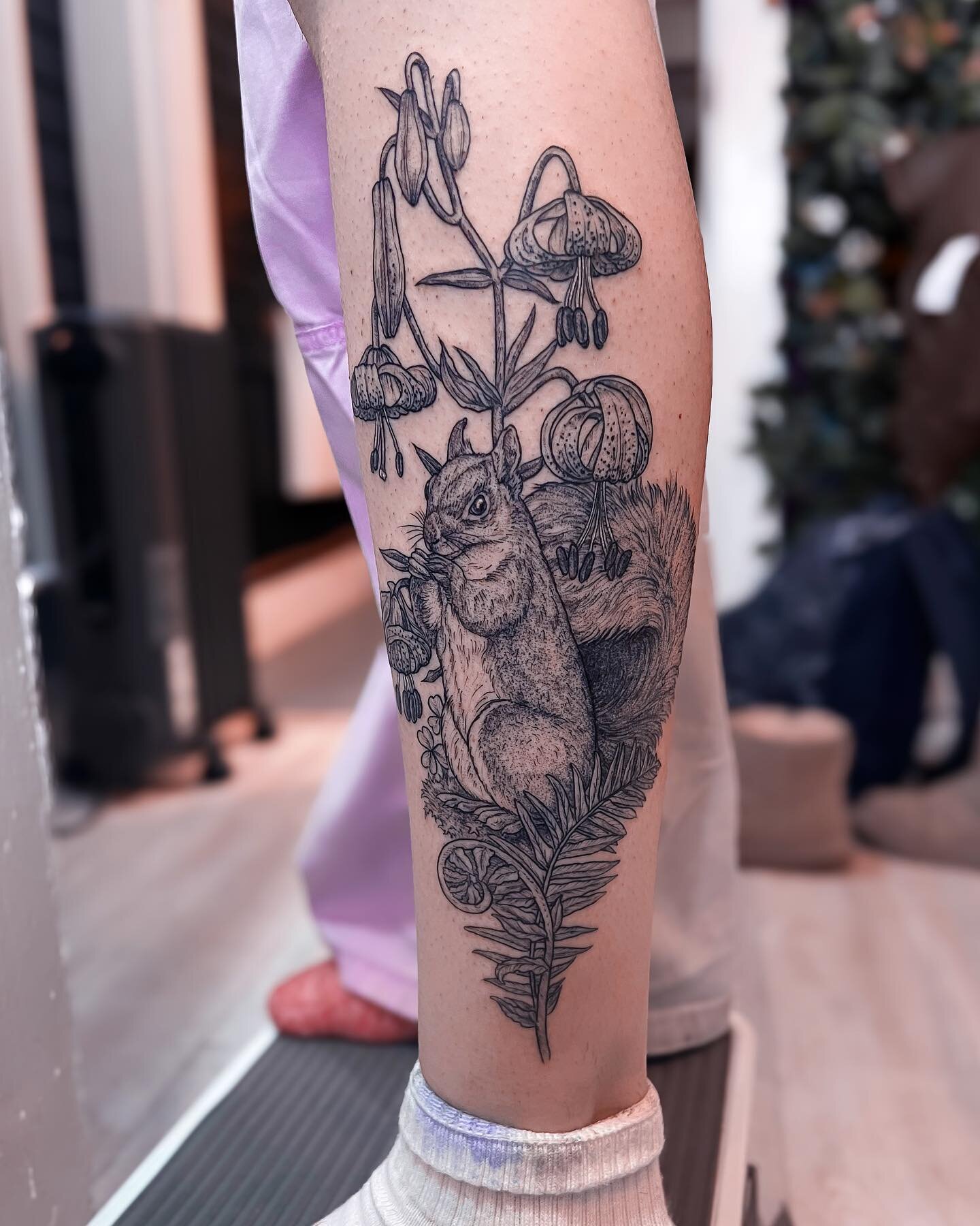 California grey squirrel ✨ with tiger lilies, plus a 1.5 yr healed fox skull piece. Thanks L for the whirlwind trip up from California - they flew in and out on the same day! I&rsquo;m so very behind on posting, have no idea how I&rsquo;ll ever catch
