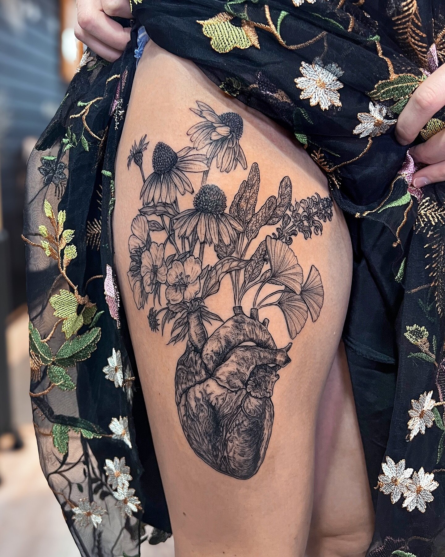Anatomical heart for K; sage, ginkgo, primrose and echinacea ✨🖤 Thanks so much!