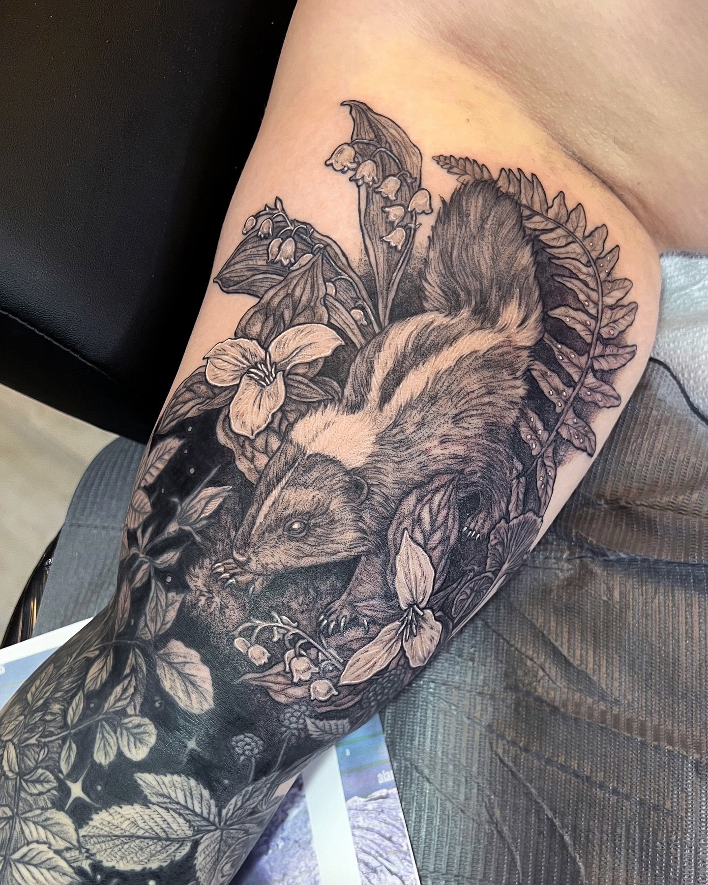 Bb skunk 🦨 with trillium and lily of the valley ✨ black background sleeve in prog 💕 Thanks for your dedication A!