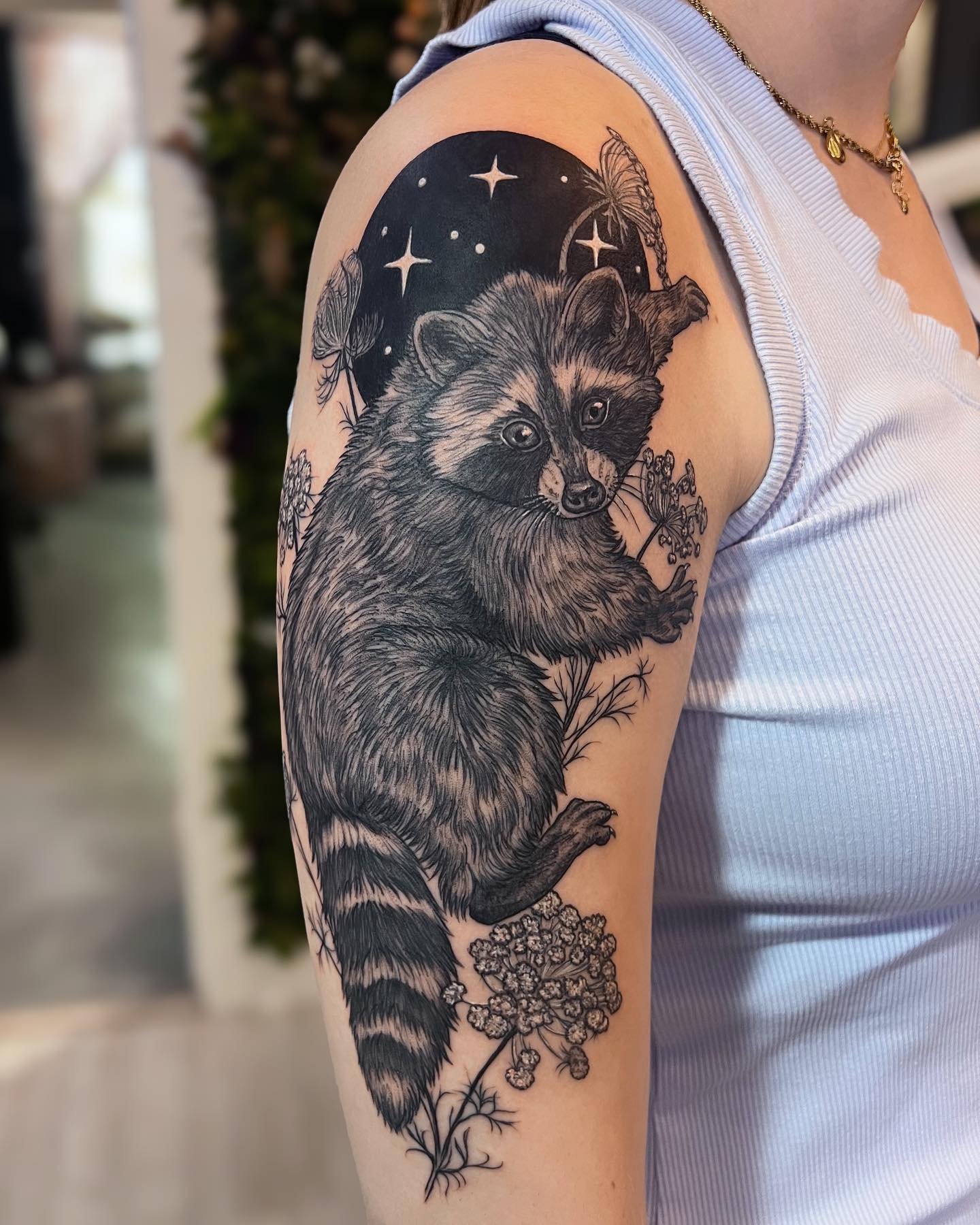 Cutie raccoon bb with Queen Anne&rsquo;s lace ✨ from my pre-drawns. Thanks so much M, you sat great for your first big tattoo.