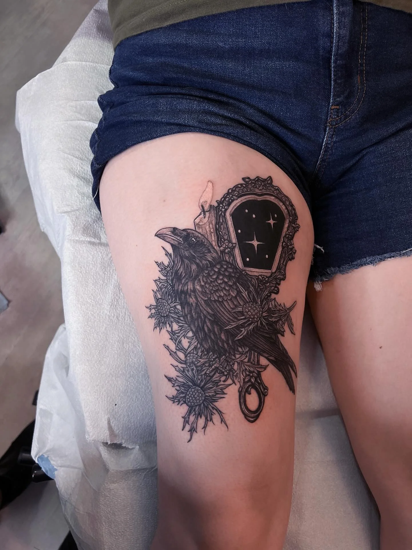 Raven with blue thistles and a mirror🪞 ; inspired by the book Jonathan Strange and Mr Norrell by Susanna Clarke 🌑 Thanks E! Linework healed, shading fresh.