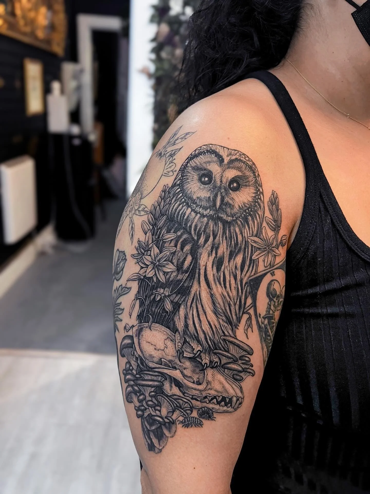 Ural owl (a barred owl cousin from Eurasia) with a grey fox skull, oyster mushrooms, asphodel flowers and rollie pollies! Thanks C. Single session 🖤✨