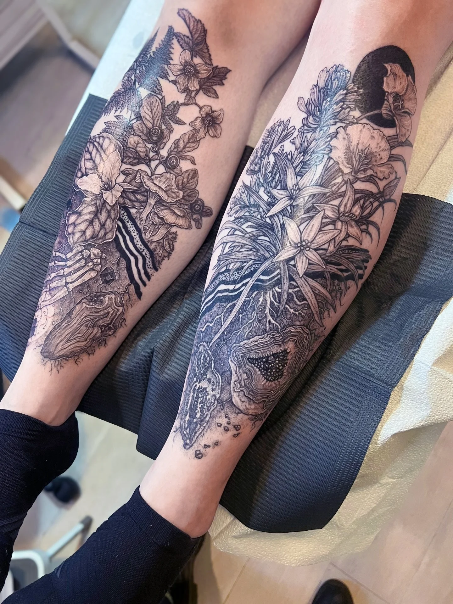 Above/Below vibes for the delightful E ✨ an amateur rock hounder restoring a vintage lapidary saw amongst other things, they wanted to show the buried beauty of the earth and what grows upon it. So much in these pieces; to the left (and freshly shade