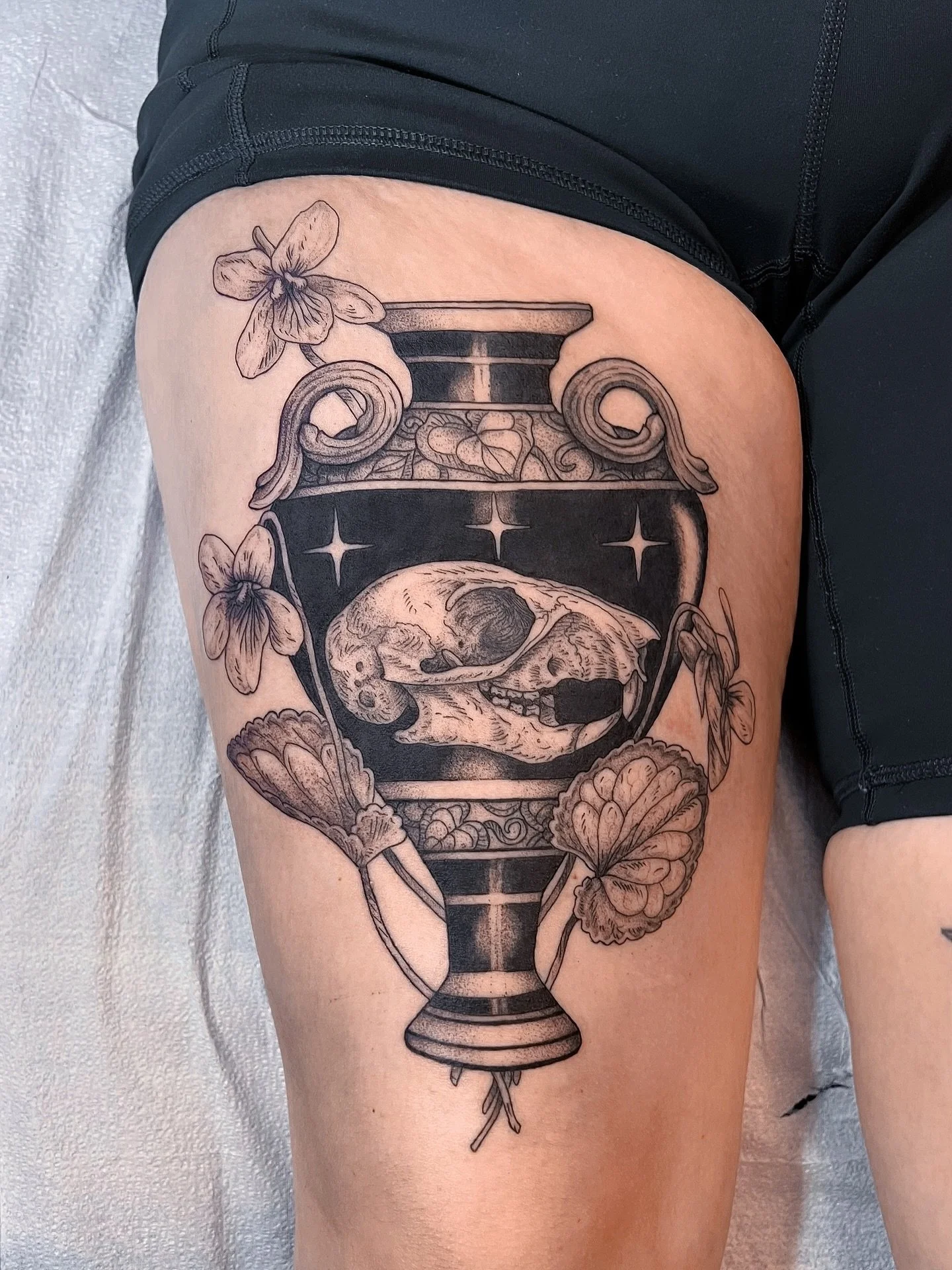 Squirrel skull base and violets, a tribute to winter ❄️ From my pre-drawns. Thanks M!