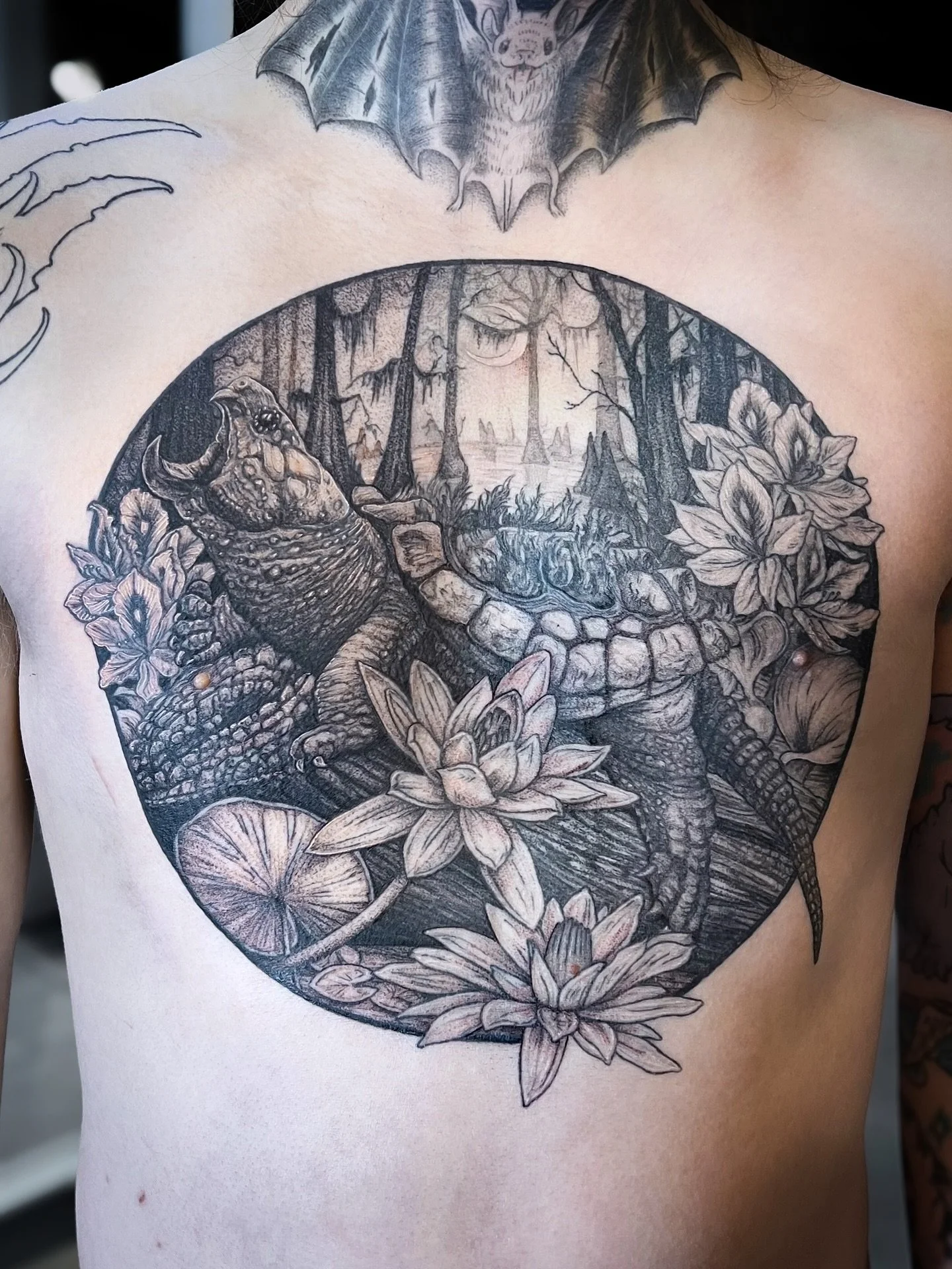 Wild swamp scene with an alligator snapping turtle, swamp hyacinth and cypress in the background 🐊🕸️🦟 Three sessions, linework and sharing on (your) right healed; left shading fresh. Definitely a fun one!!