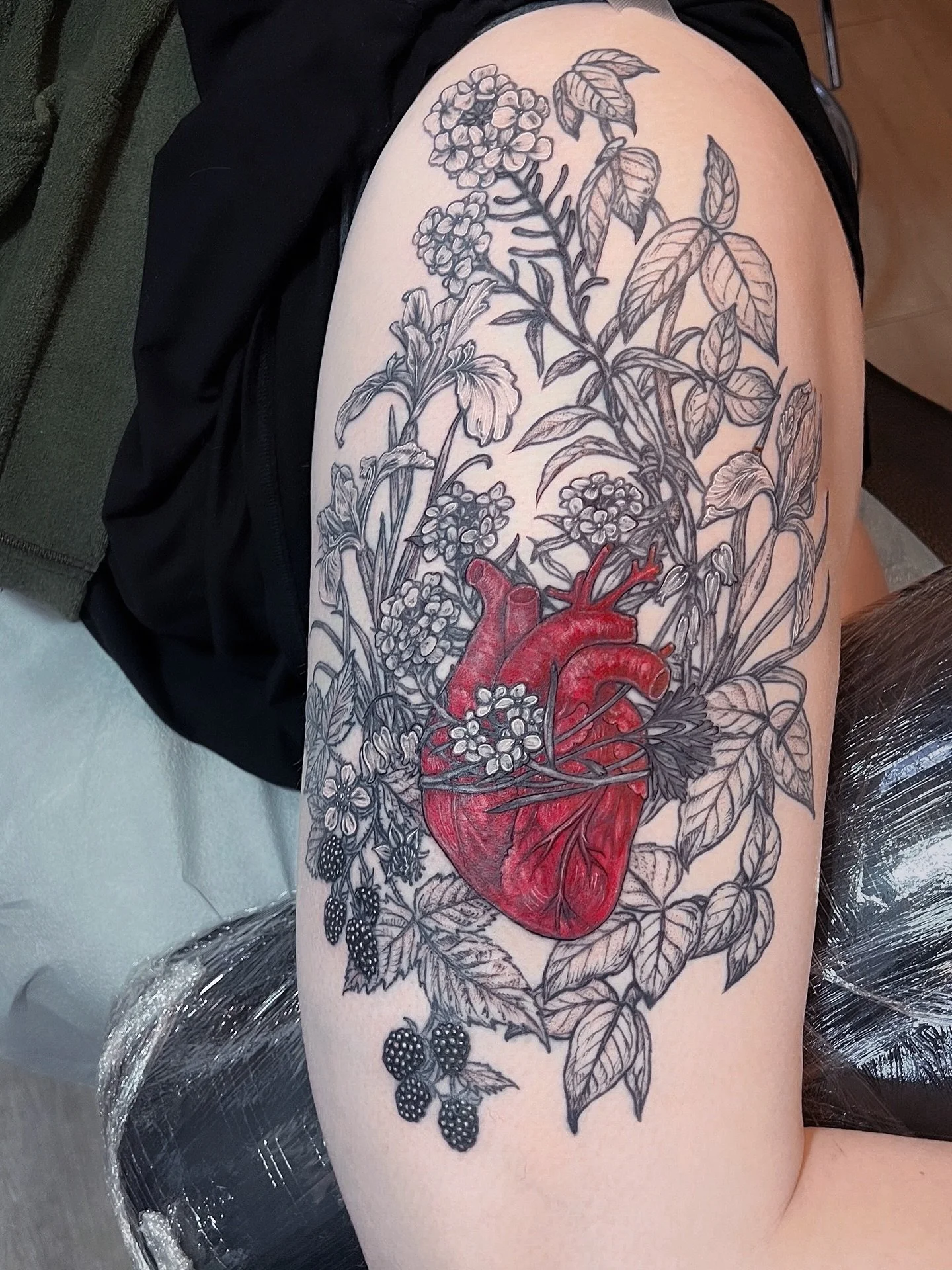 &hearts;️ Human heart and flowers. Central heart from 2022, additional floral linework from 2024 and color/shading fresh. Sometimes ideas take time to evolve into their final form, and I think it was worth the wait. Thanks again J!