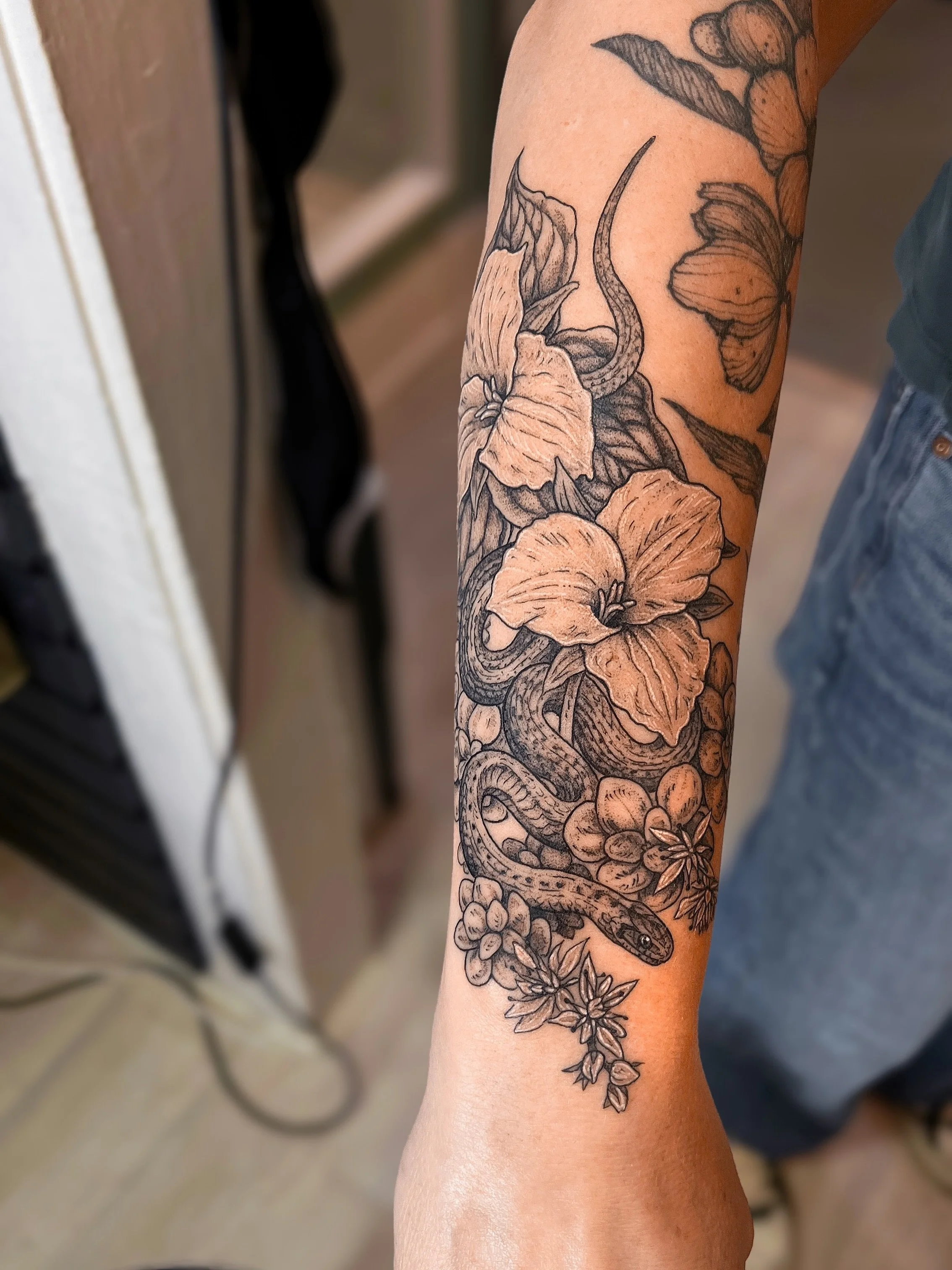 Dekay&rsquo;s brown snake, stone crop and trilliums 🌙 Thanks K for visiting from Ohio! Single session, snugged up to inner arm florals not by me.
