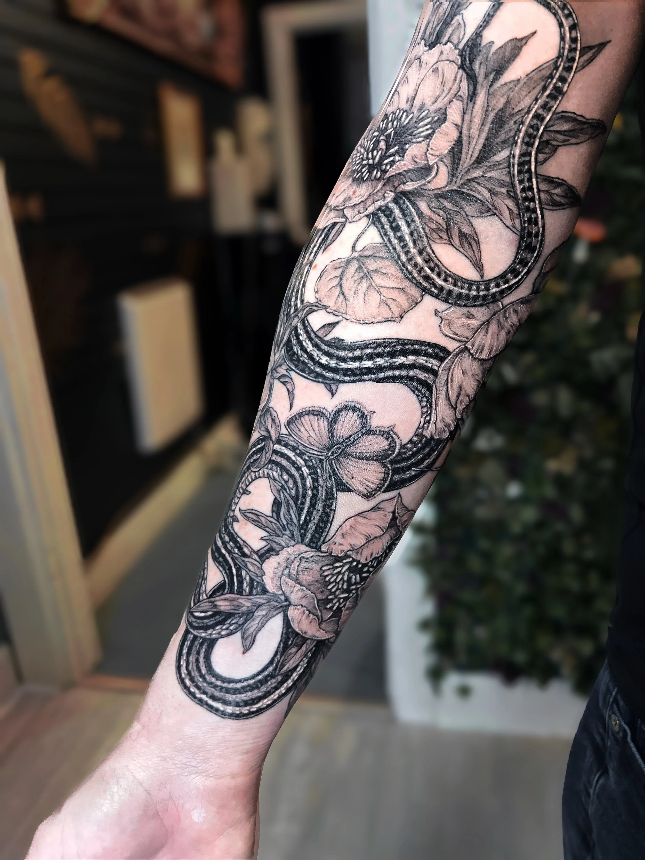 San Francisco garter snake and peonies 🖤 done over two epic sessions a few months ago for my client who flew in from the east coast both times for their first tattoo. The second session was nine hours long and the tattoo was so red and shiny, I got 