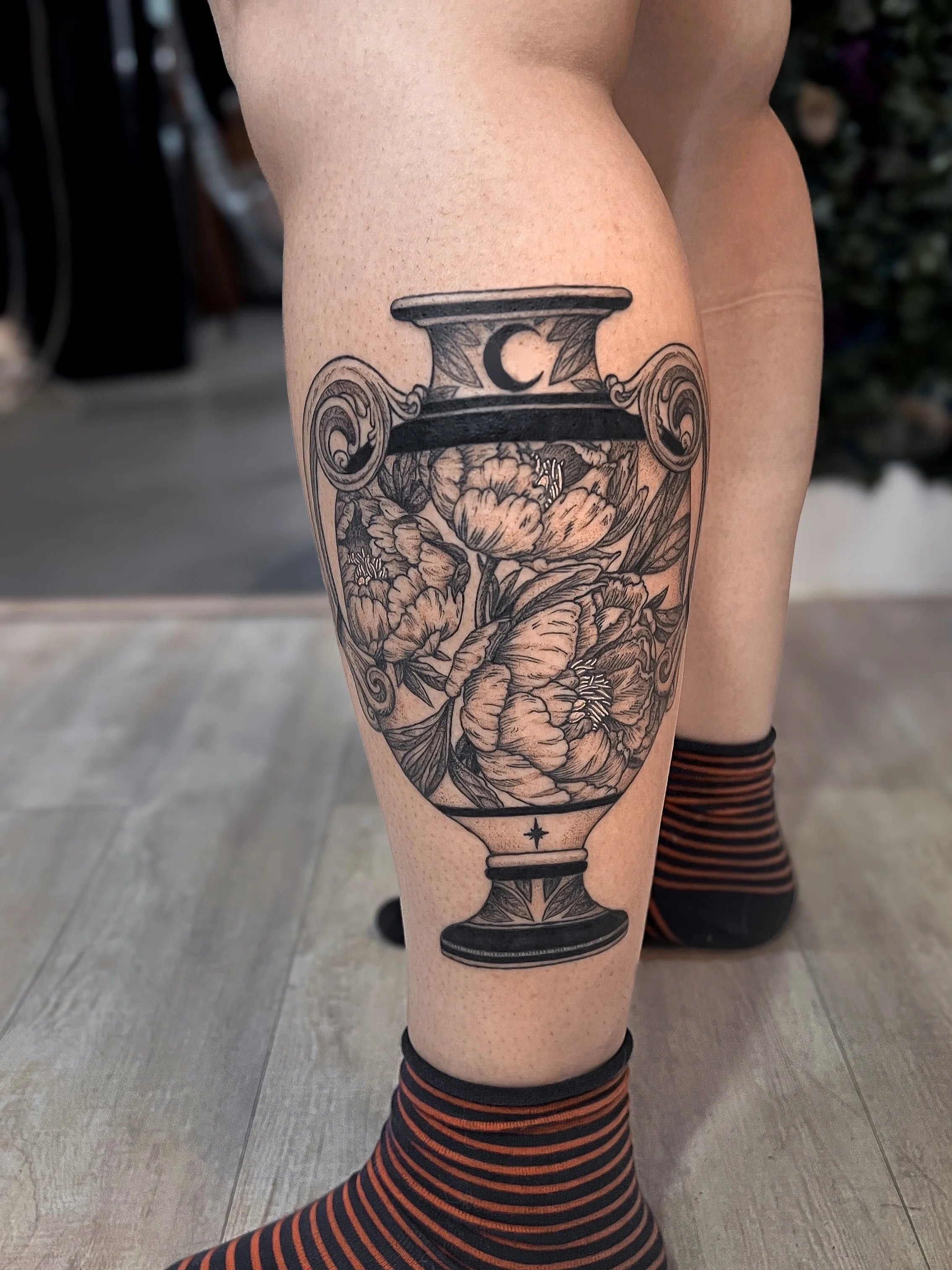 Peony vase 🌙 lines a few months healed, shading/black fresh. Thanks so much J! From a previous round of pre-drawns.