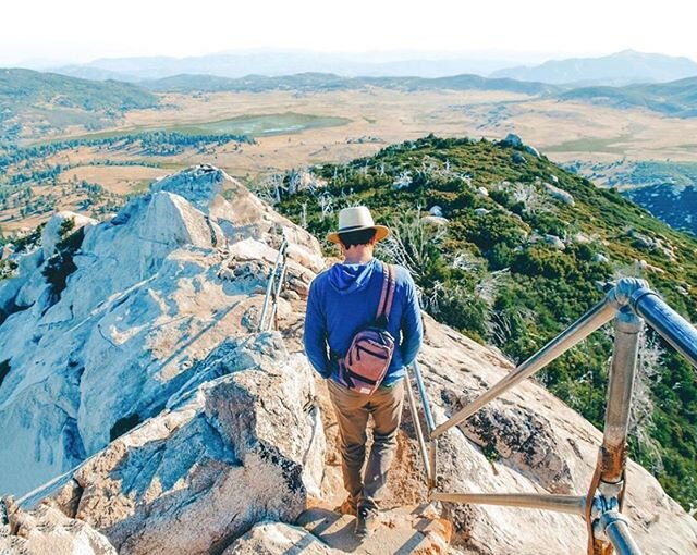 @squirrelmusttravel making the descent down Stonewall Peak Trail. Which do you usually enjoy more: the hike up a mountain or the hike back down? Let us know in the comments below! #hikesandiego #hikesd