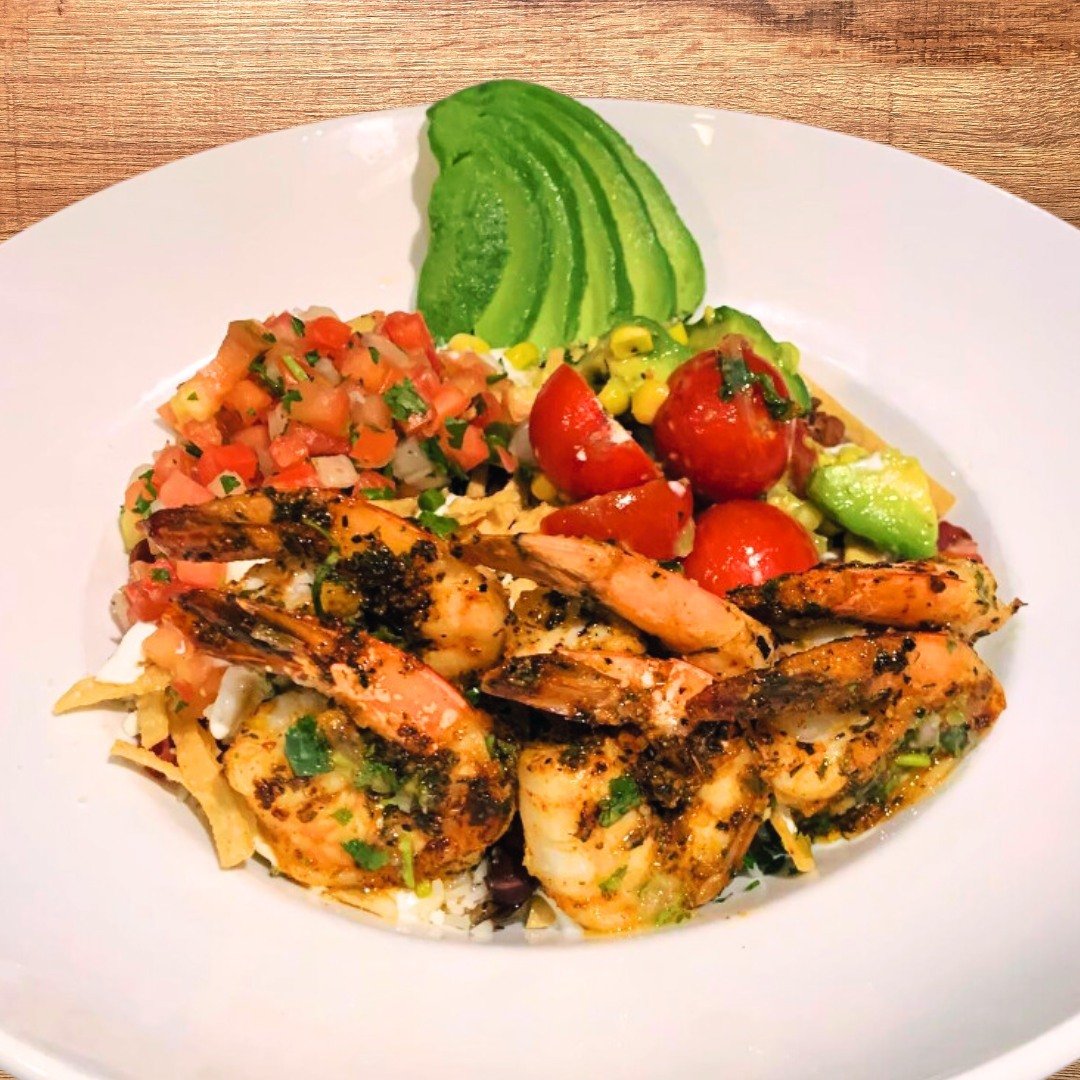 We've got the perfect dinner option that's packed with Southwest flavors! ⁠
Our featured Southwest Prawn Bowl is a delicious blend of seasoned prawns, santa fe black beans, wild rice, ripe avocado, Cotija cheese, zesty corn salsa, fresh pico de gallo