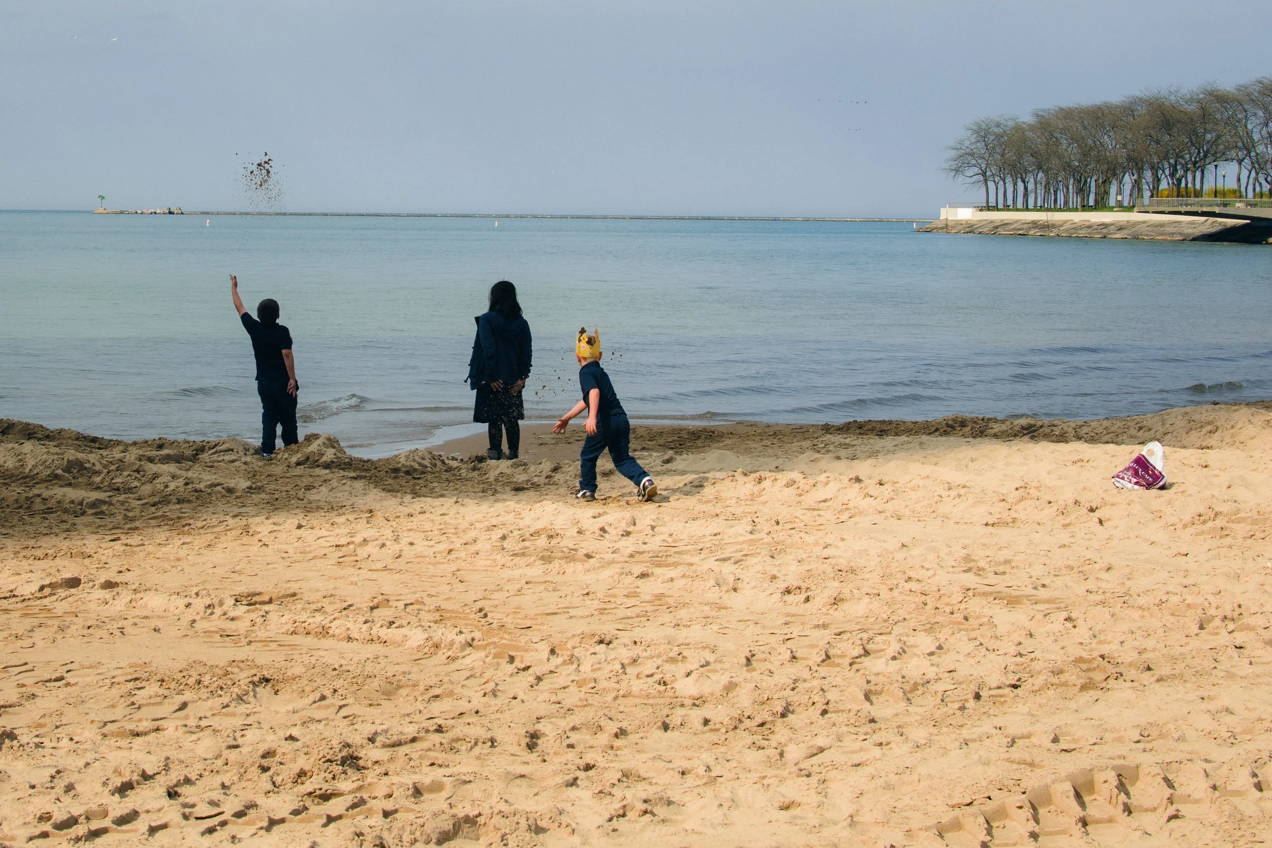 king throws sand at friends.jpg