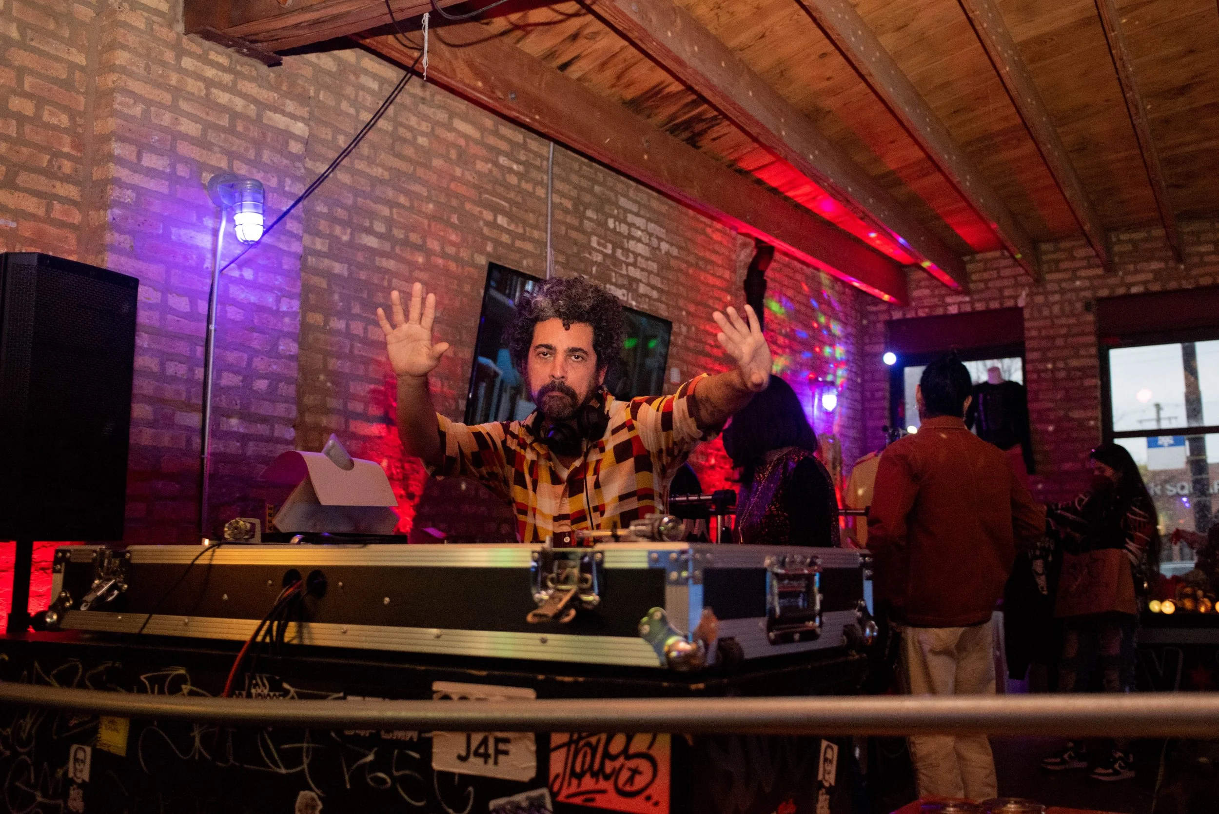 Bumbac Hands Up-8171.jpg