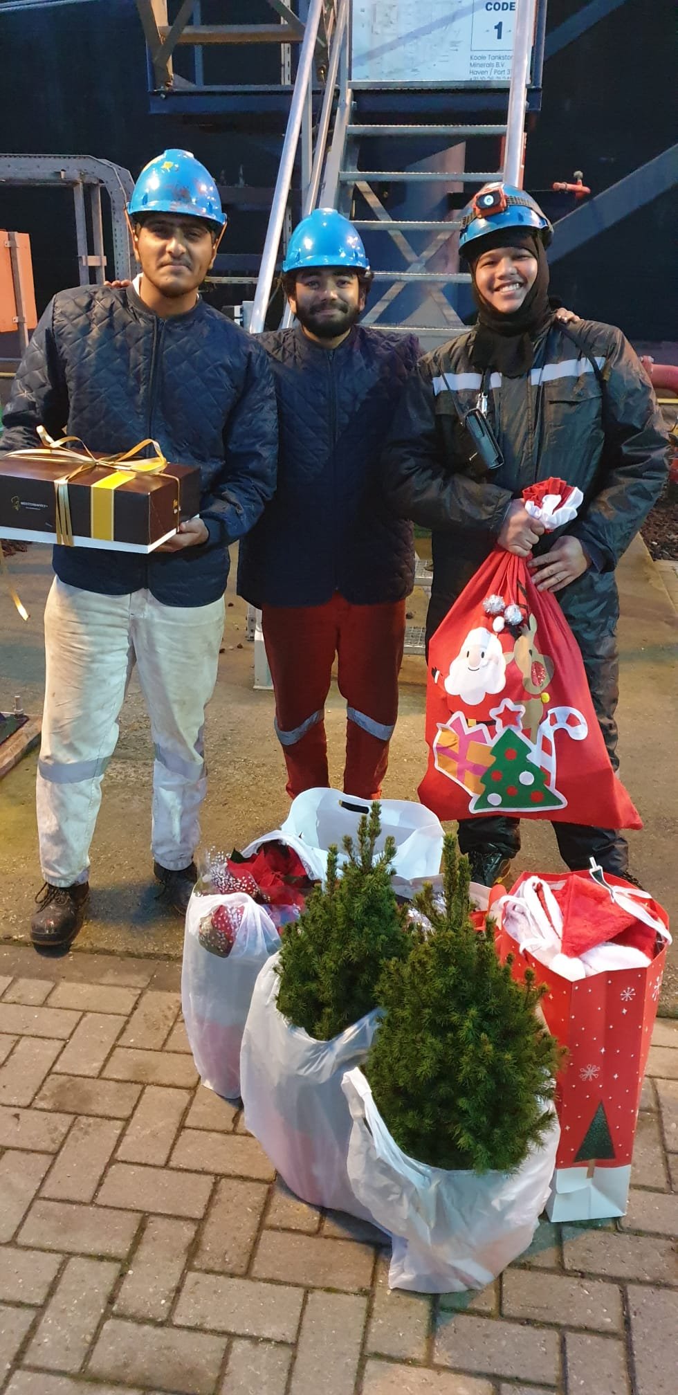 Christmas Delivery Crew Henning Maersk.jpg