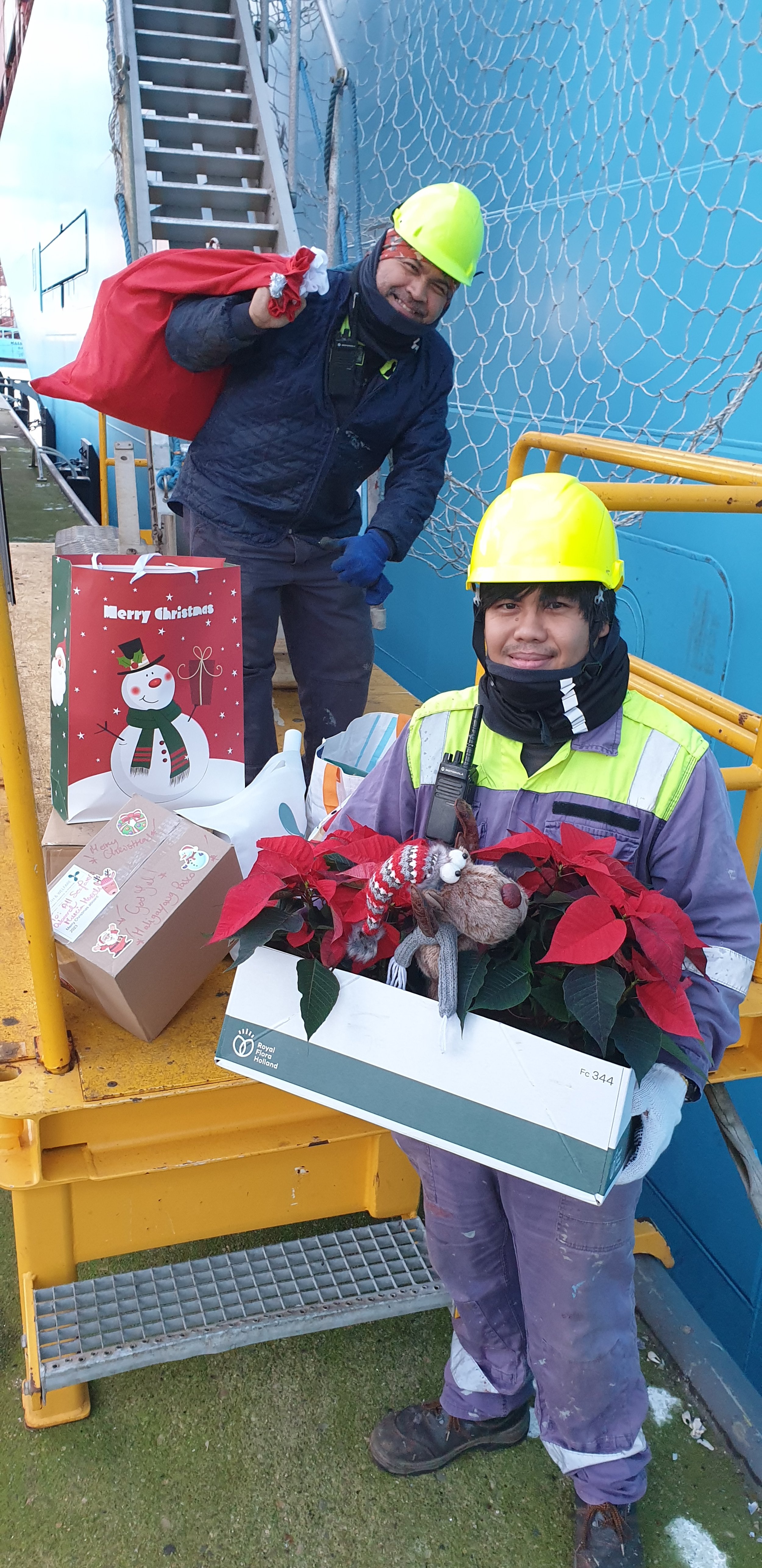 Murcia Maersk Christmas Crew delivery including Julekasse.jpg