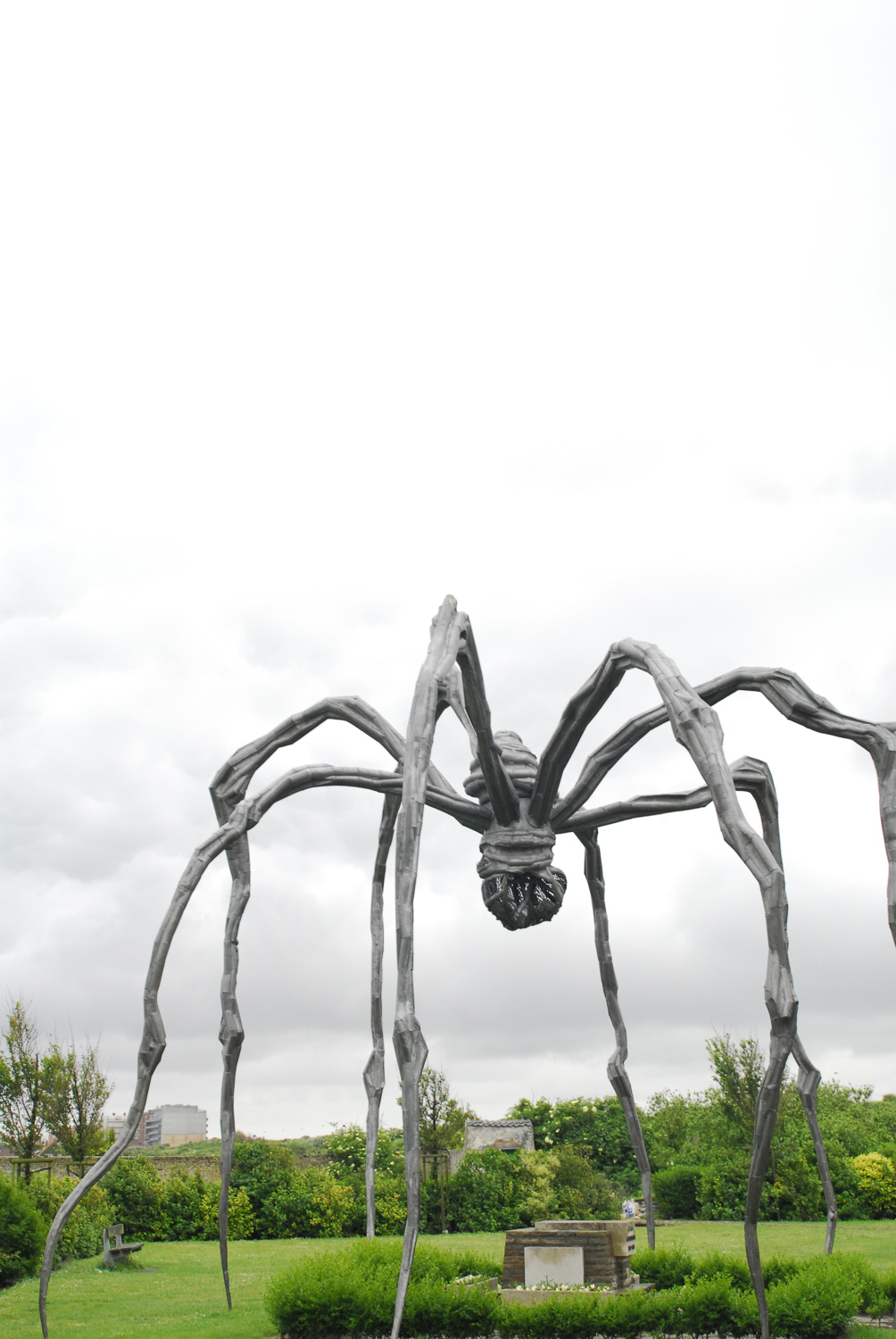 Louise Bourgeois, Spinne, spider, über Grab, Beaufort, Artnet